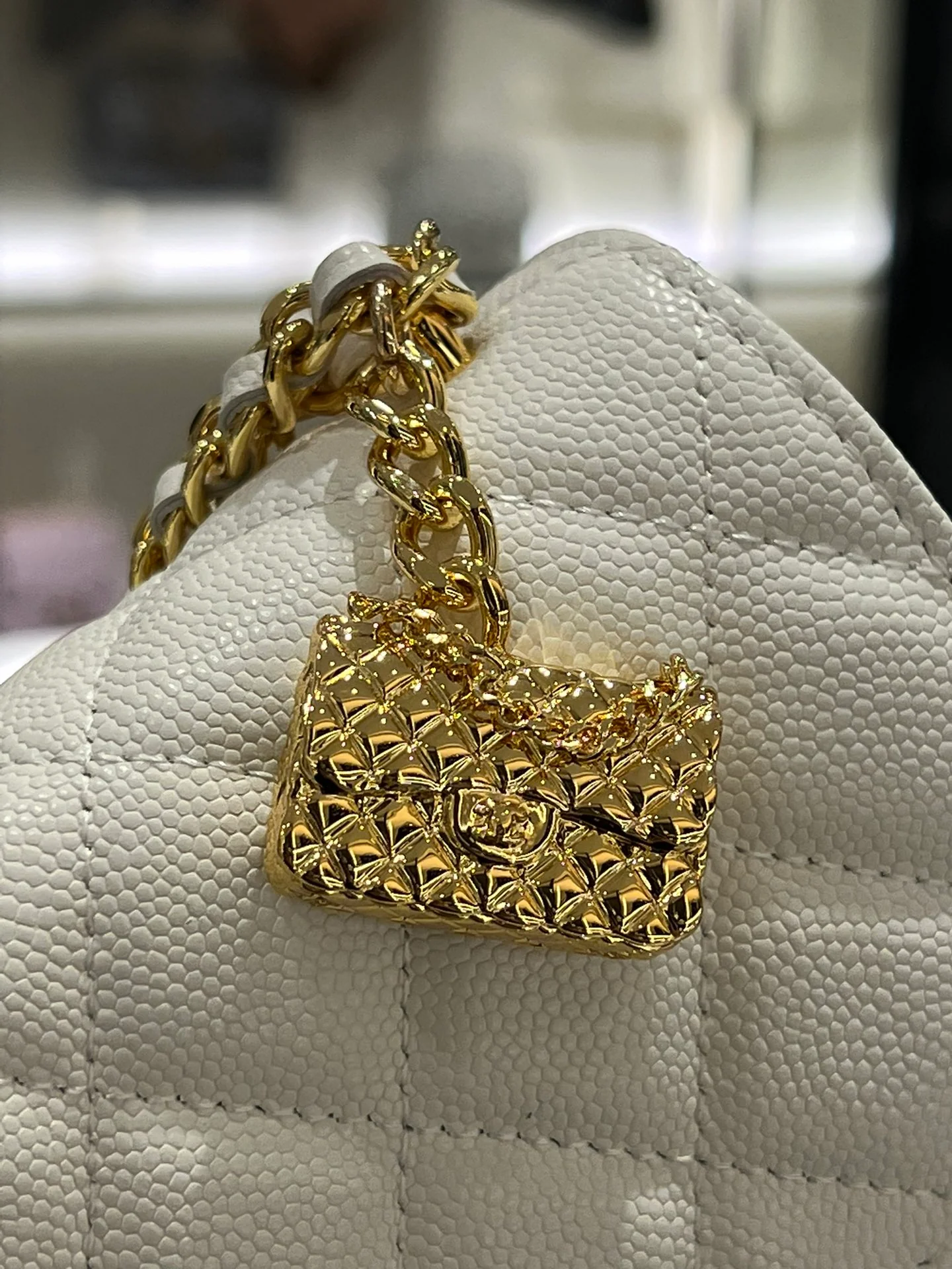 Коллекция Chanel Весна/Лето 2023 - Подвесной телефон-гармошка - WOC - Кожа с зернистой текстурой ?Личи? - 196nk4