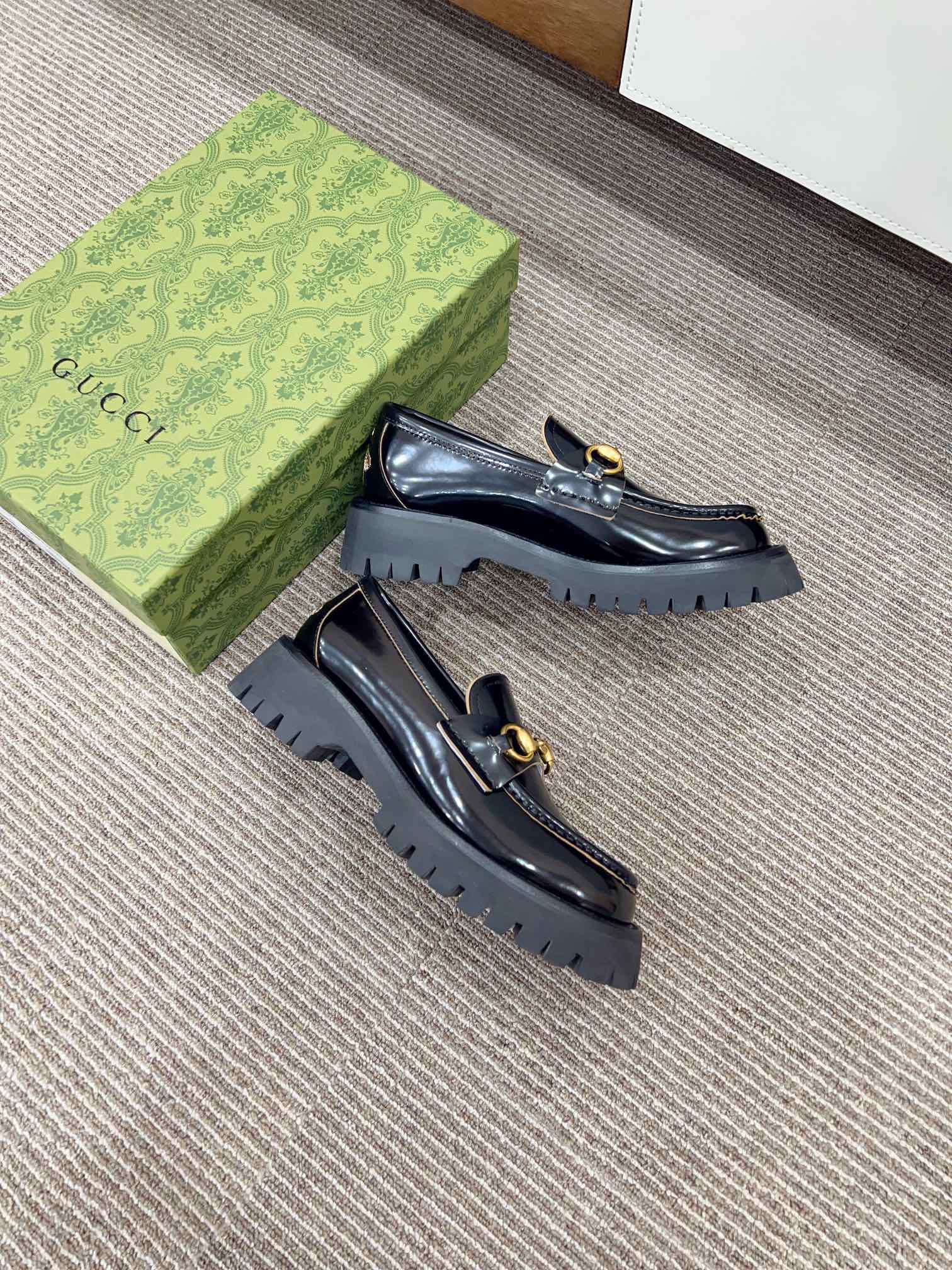 Новинка сезона осень/зима 2023 от Gucci - Лоферы - Глянцевый черный