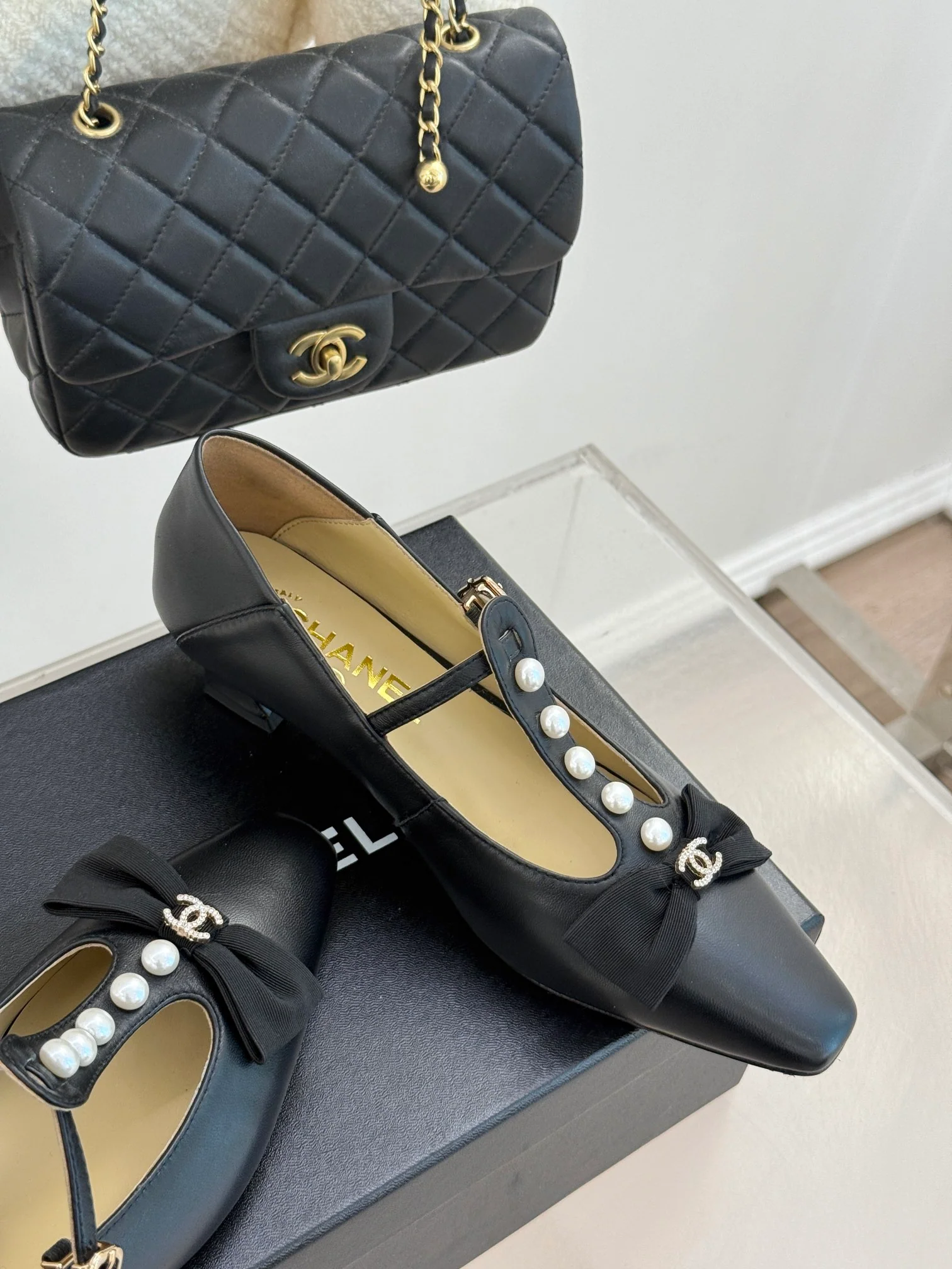 Туфли-мэри-джейн Chanel 2024 с жемчужным верхом - черные