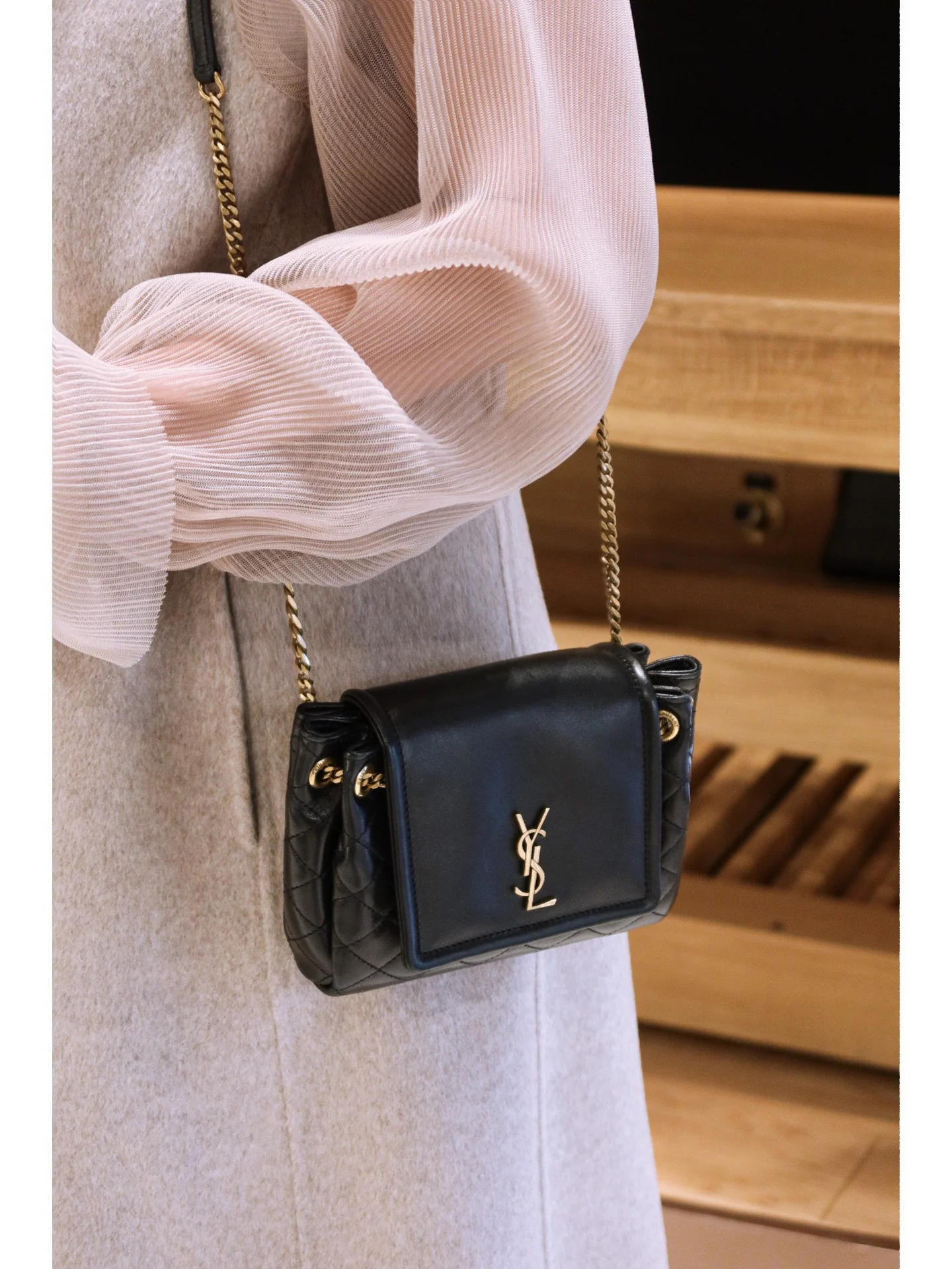 Мини-юбка YSL Nolita из черной кожи - фото в наряде.