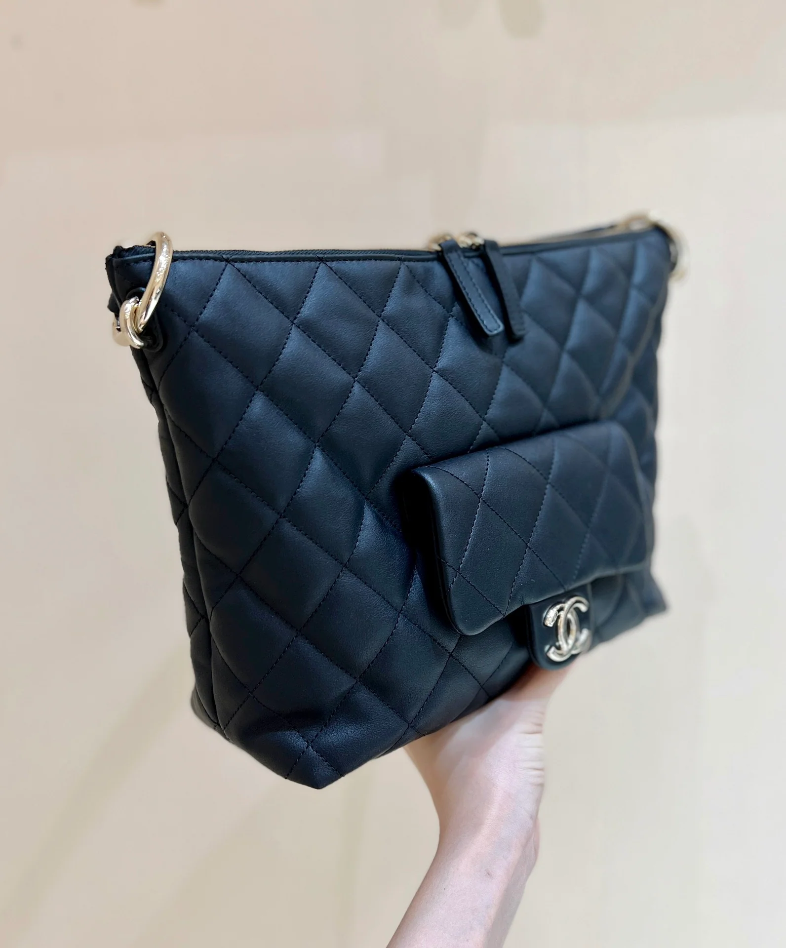 Сумка-хобо Chanel через плечо - черная