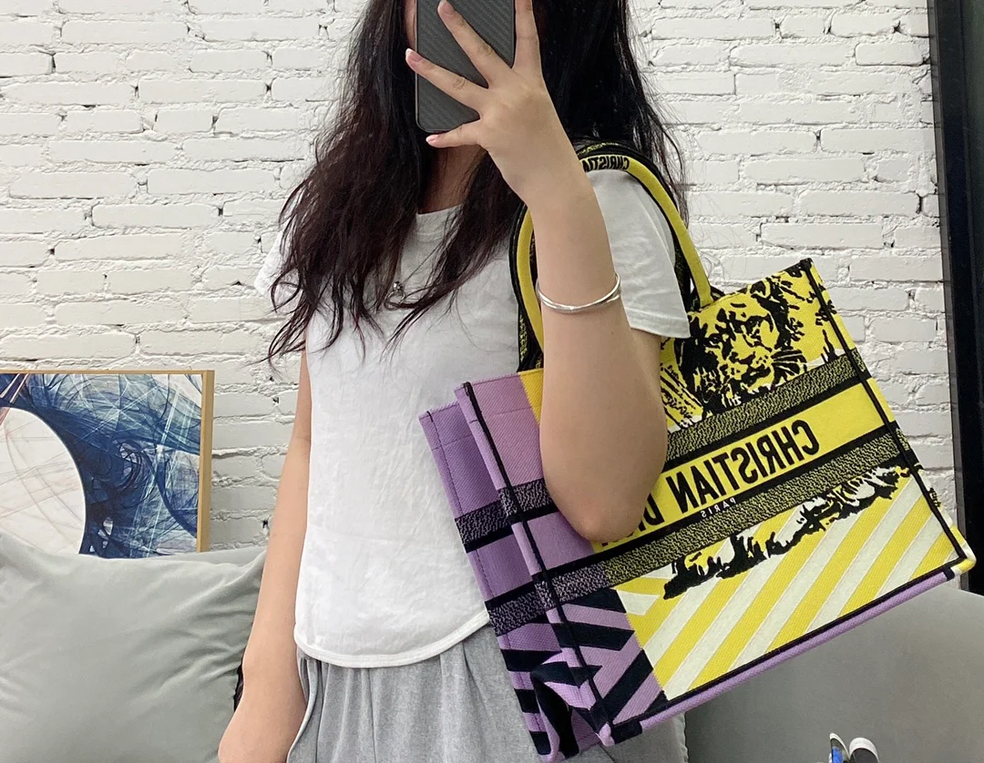 Сумка-тоут Dior с изображением желтого льва — средний размер.