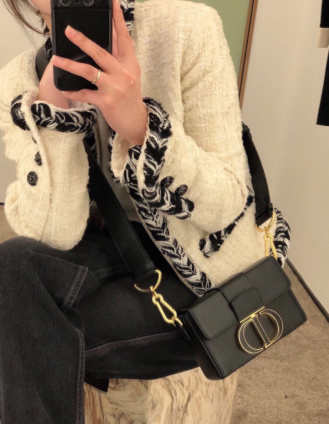 Сумка Dior 30 Montaigne — черная эмалированная пряжка