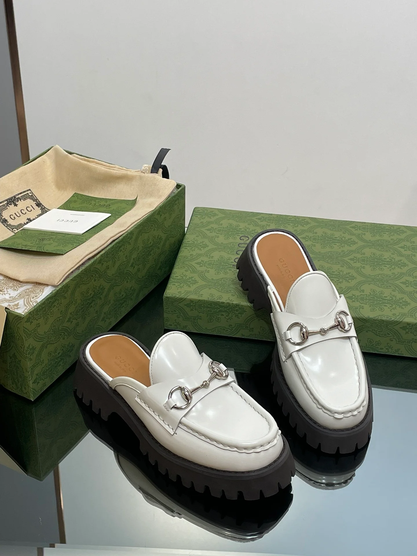 Лоферы Gucci 2024 на платформе с серебряной пряжкой и пряжкой в ??виде конской уздечки - белые