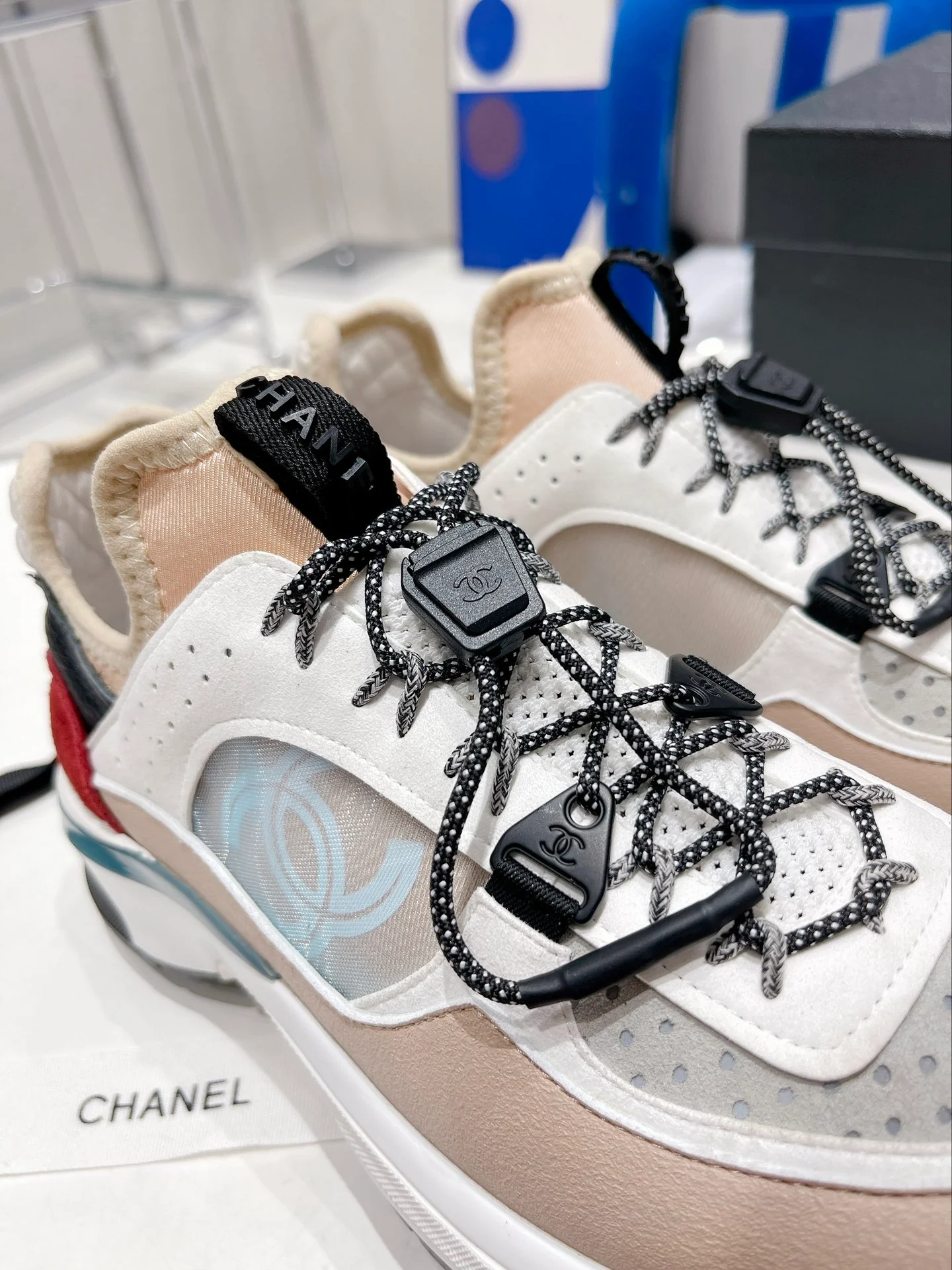 Новые поступления с показа Chanel весна/зима 2022 — повседневные кроссовки в стиле колор-блок — розово-белые.