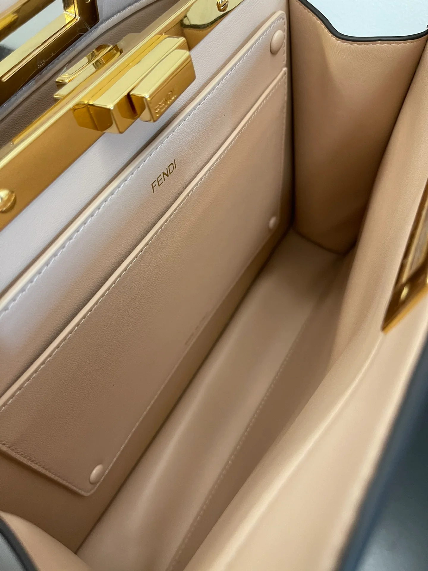 Fendi-peekaboo-i-see-u-medium-white