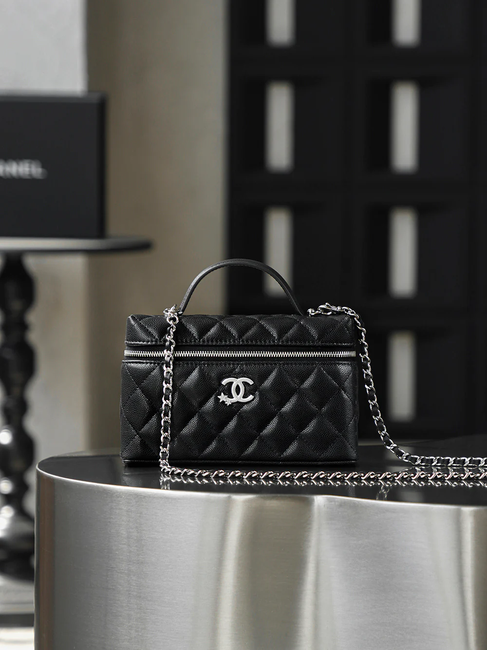 Сумка Chanel 25b Star Buckle LP Box Bag - черная с серебряной пряжкой.