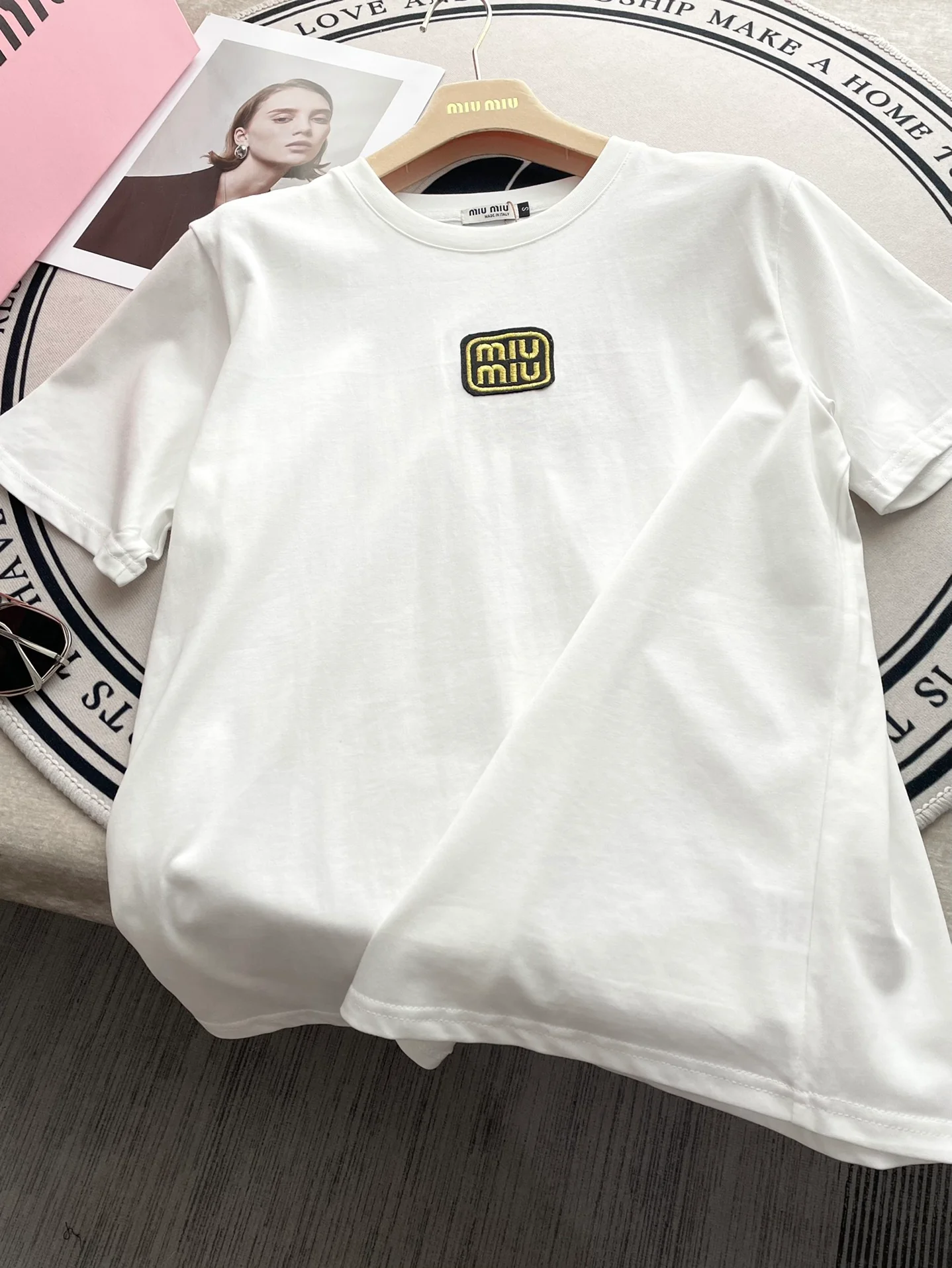 Футболка Miu Miu 2404 с вышитыми буквами и аппликацией, с коротким рукавом, белая.