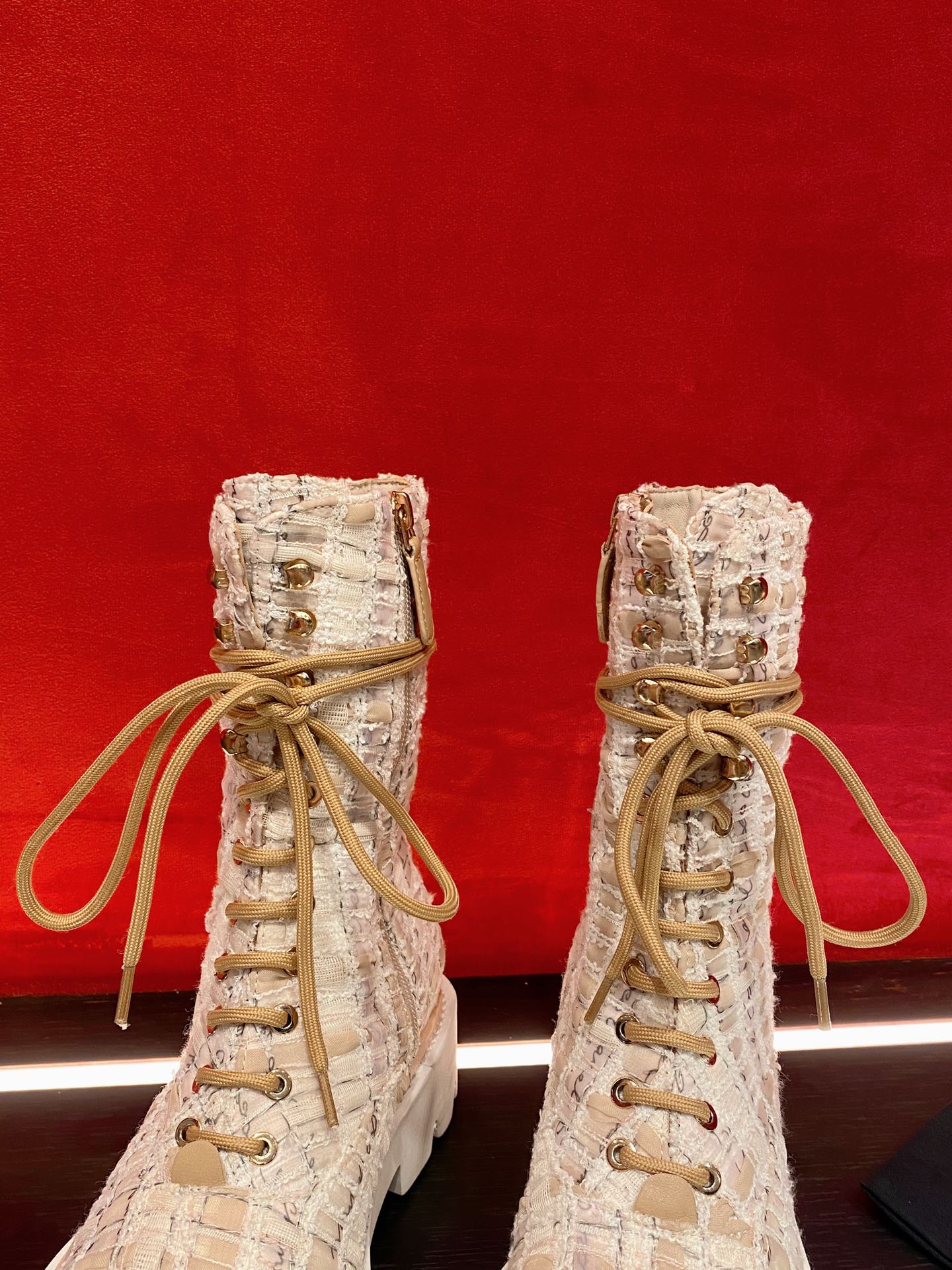 Новинка сезона осень/зима 2022 от Chanel — Ботинки Dr. Martens на платформе — Розовые с блестками — 5 см