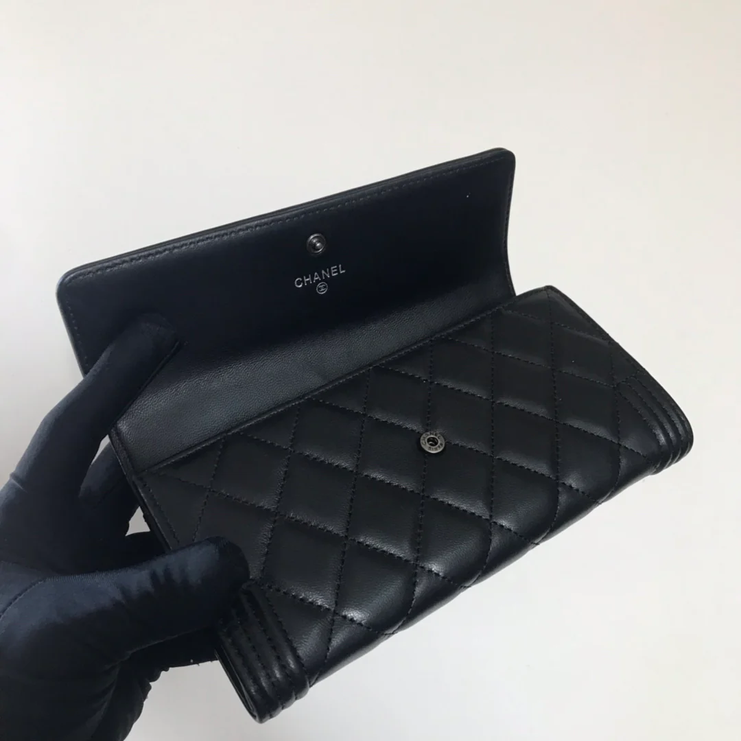 Кошелек-портмоне Chanel Le Boy Flip Wallet — из черной овечьей кожи с серебряной пряжкой.