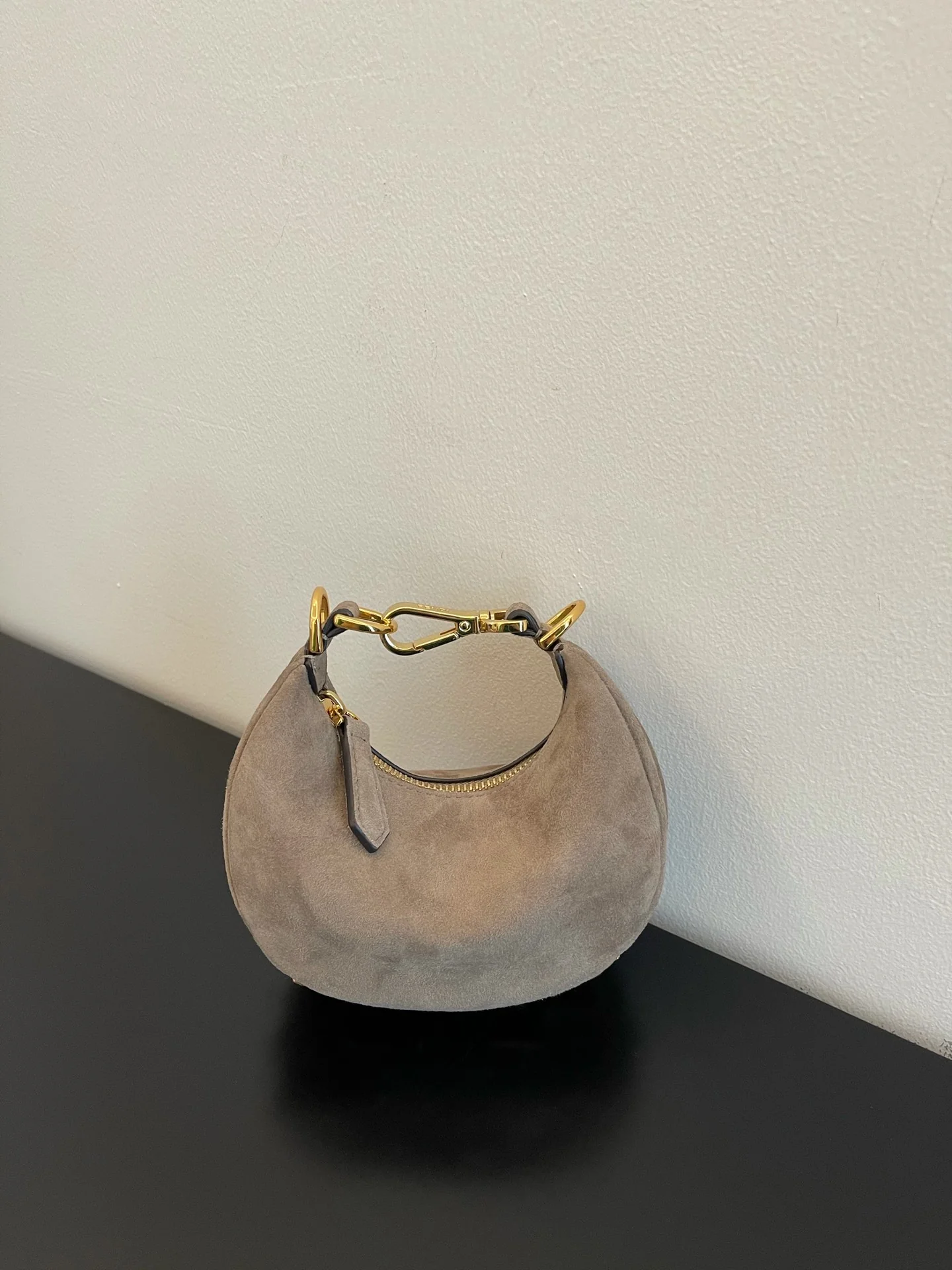 Миниатюрная серая замшевая сумка через плечо Fendi-fendigraphy