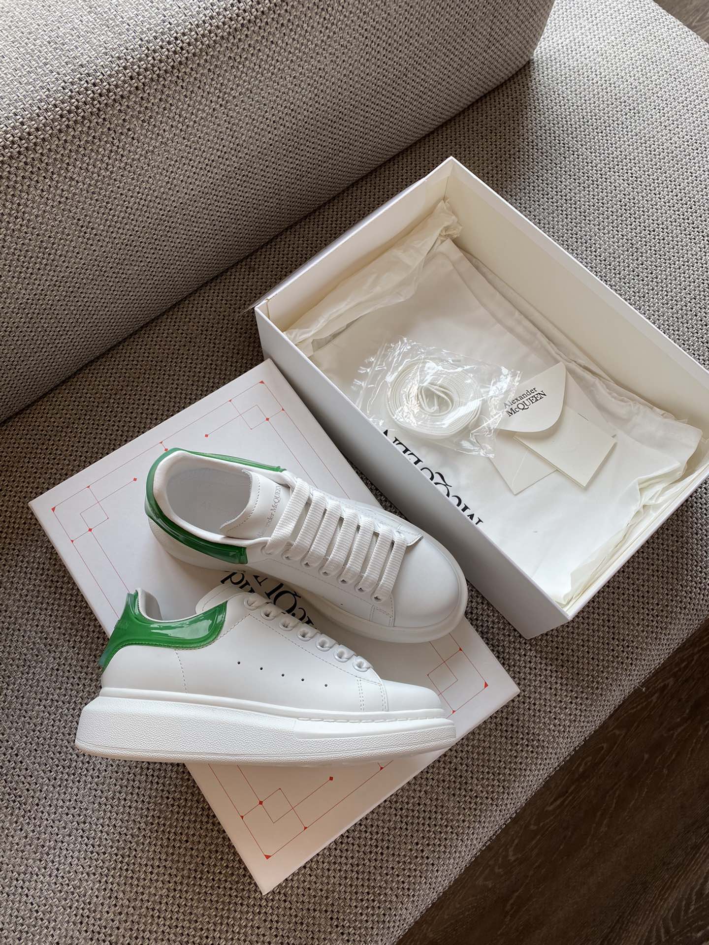 Классические белые кроссовки McQueen - на каблуке-резинке - зеленые