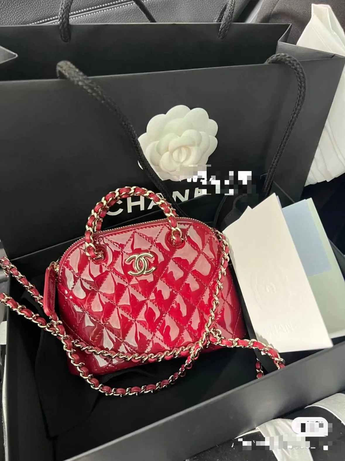 Новинка сезона весна/лето 2023 от Chanel - сумка Shell из лакированной кожи - красная.