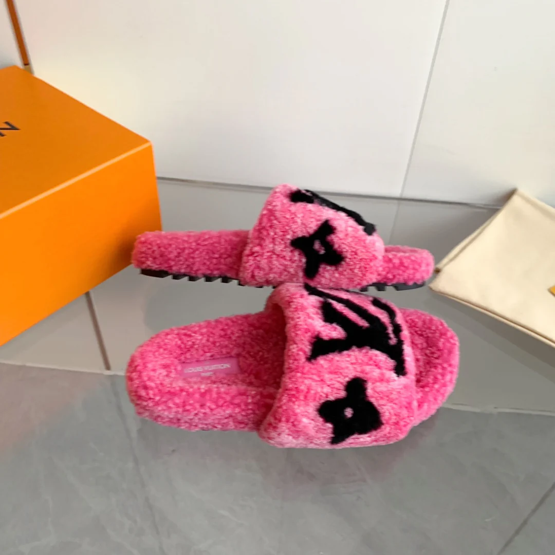 Новинка осенне-зимней коллекции LV 2023 — шерстяные тапочки — розовые.