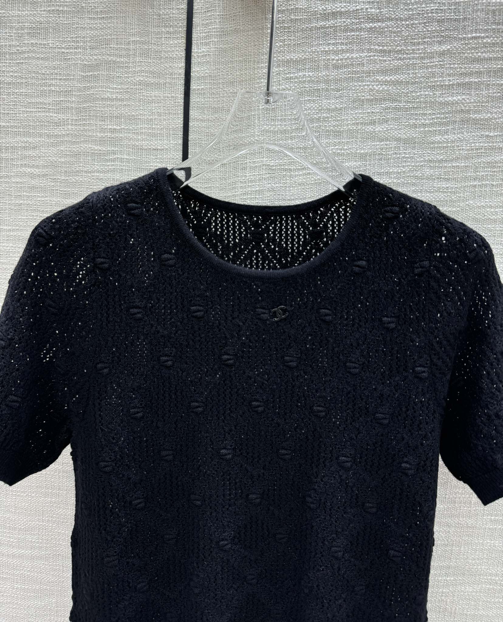 Chanel - 2403 - Стеганый трикотажный свитер с коротким рукавом и темным узором