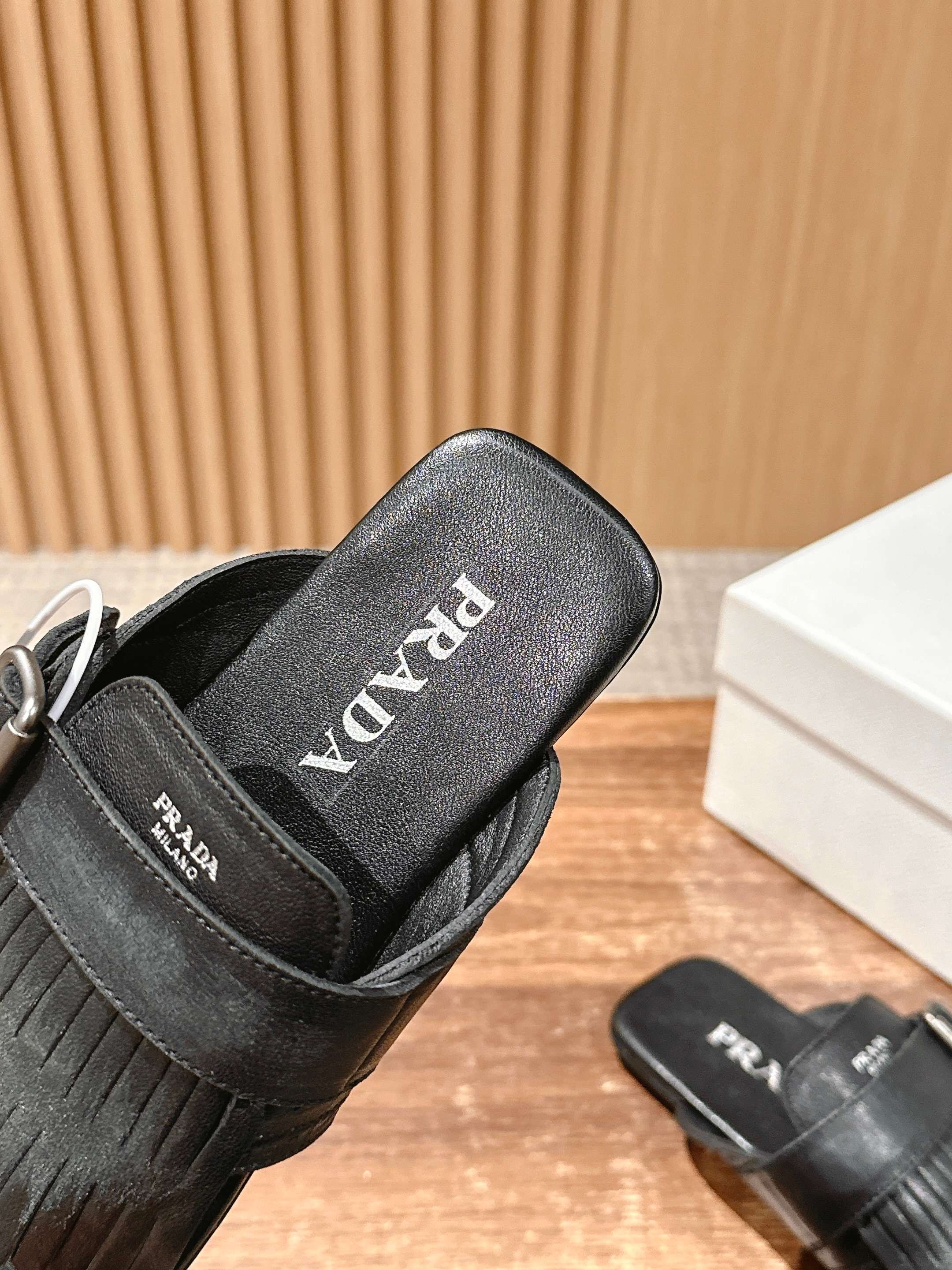 Новинка сезона весна/лето 2025 от Prada - Ретро-сандалии с кисточками - Подиумный образ - Черные