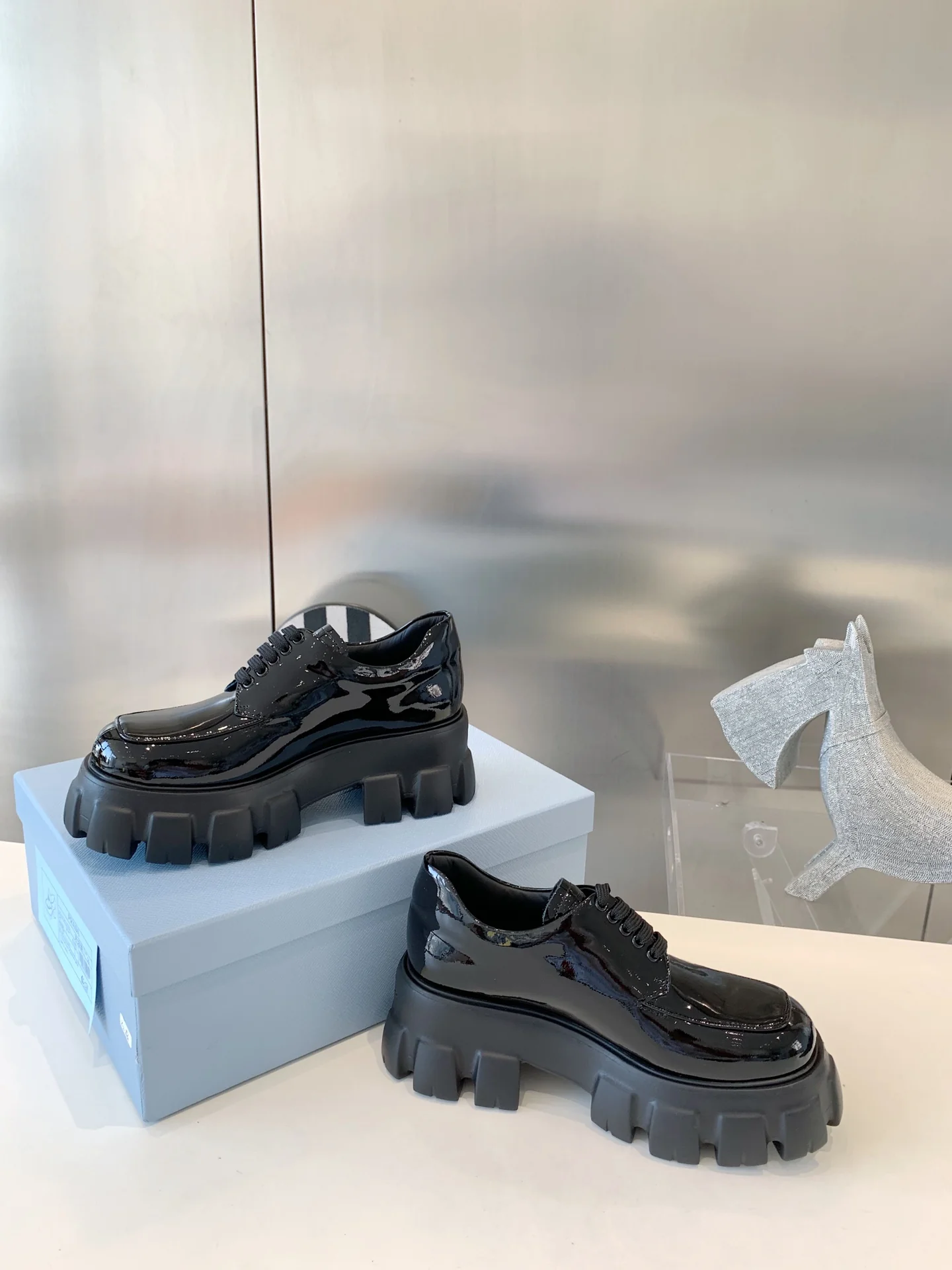 Лоферы Prada Gear на шнуровке - черные