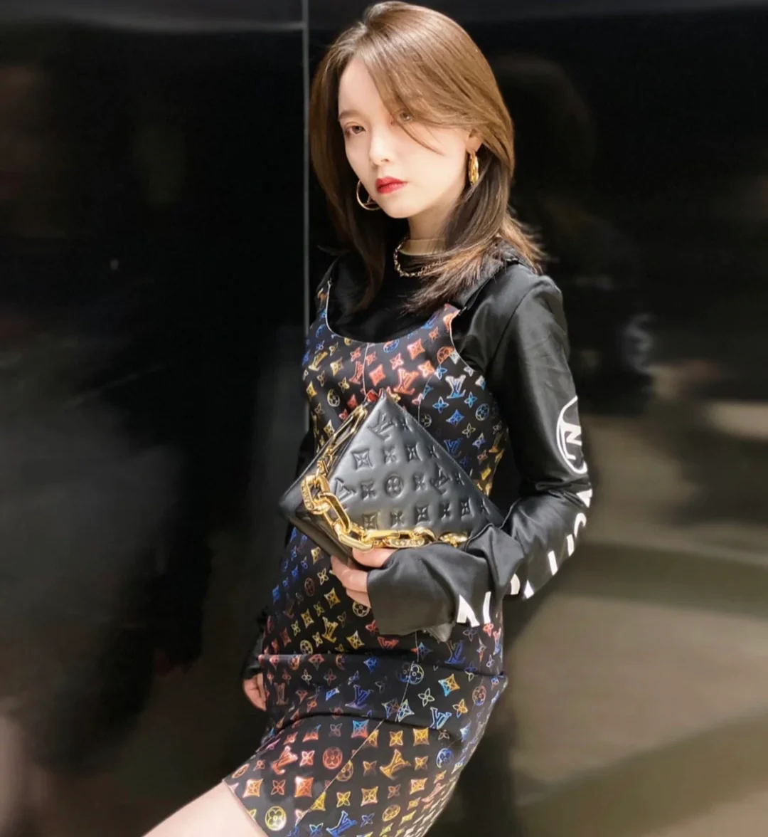 m57796-LV-coussin handbag-small-black-on-body photo