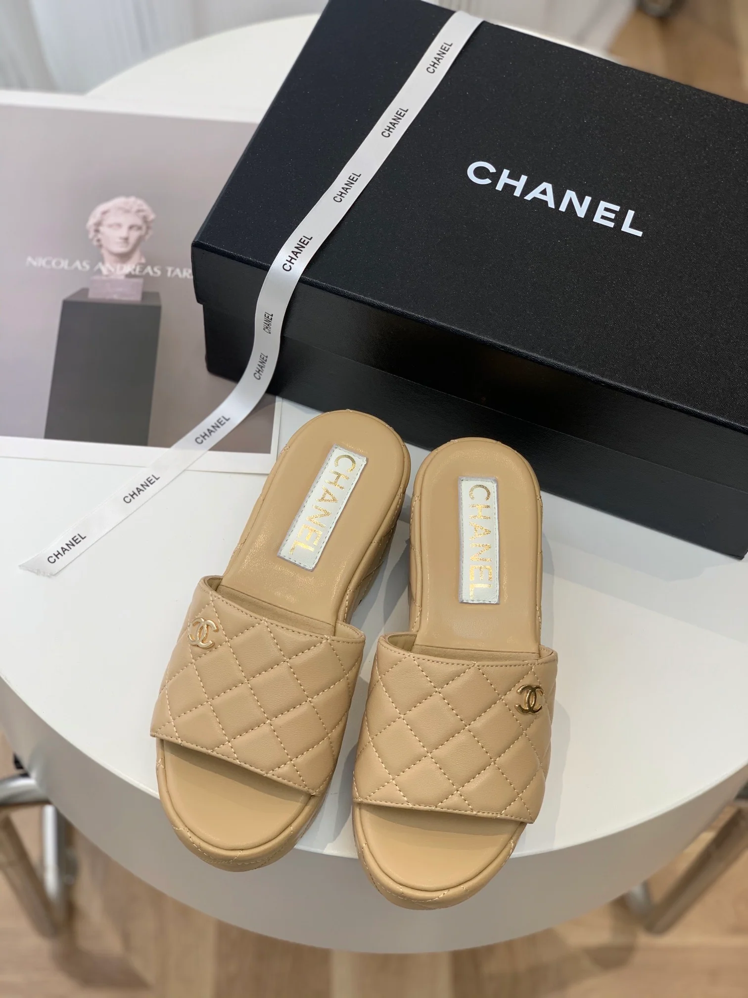 Новинка 2023 года от Chanel - Стеганые тапочки на платформе - Абрикосовый цвет - 1