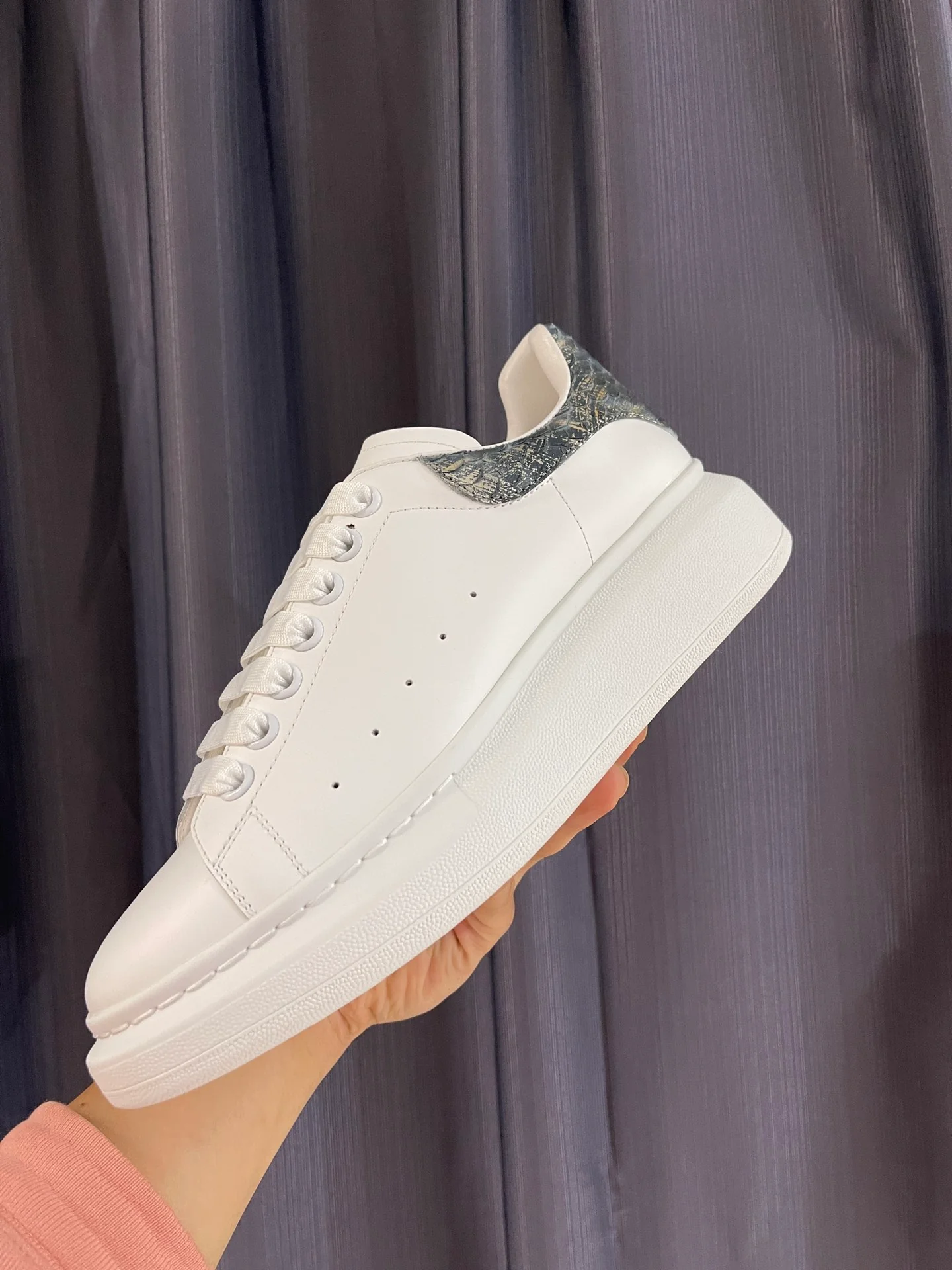 Классические белые кроссовки McQueen - унисекс - каблук из серой змеиной кожи - Премиум-издание