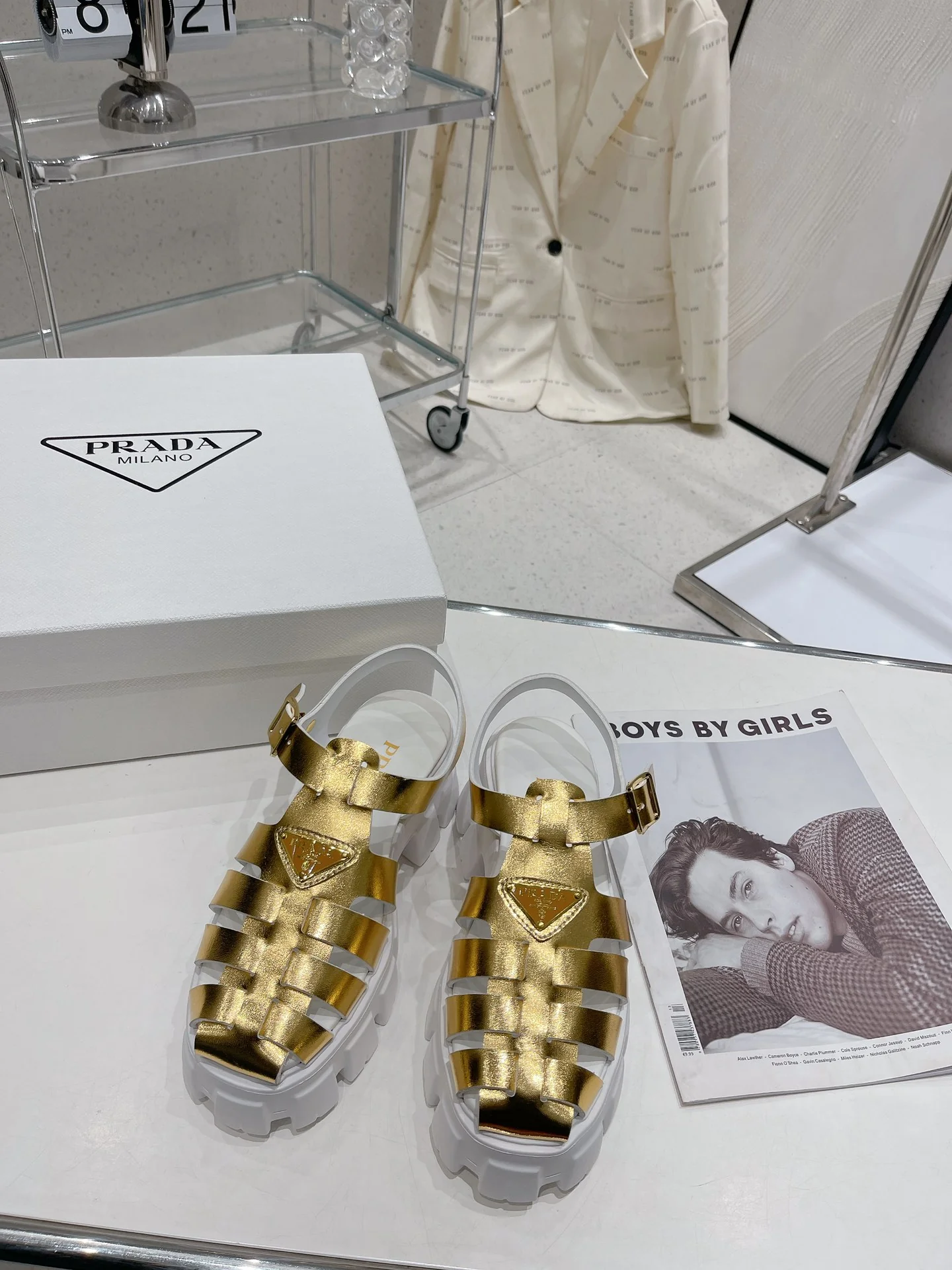 Новинка сезона весна/лето 2022 от Prada - Сандалии на платформе - Серебристые