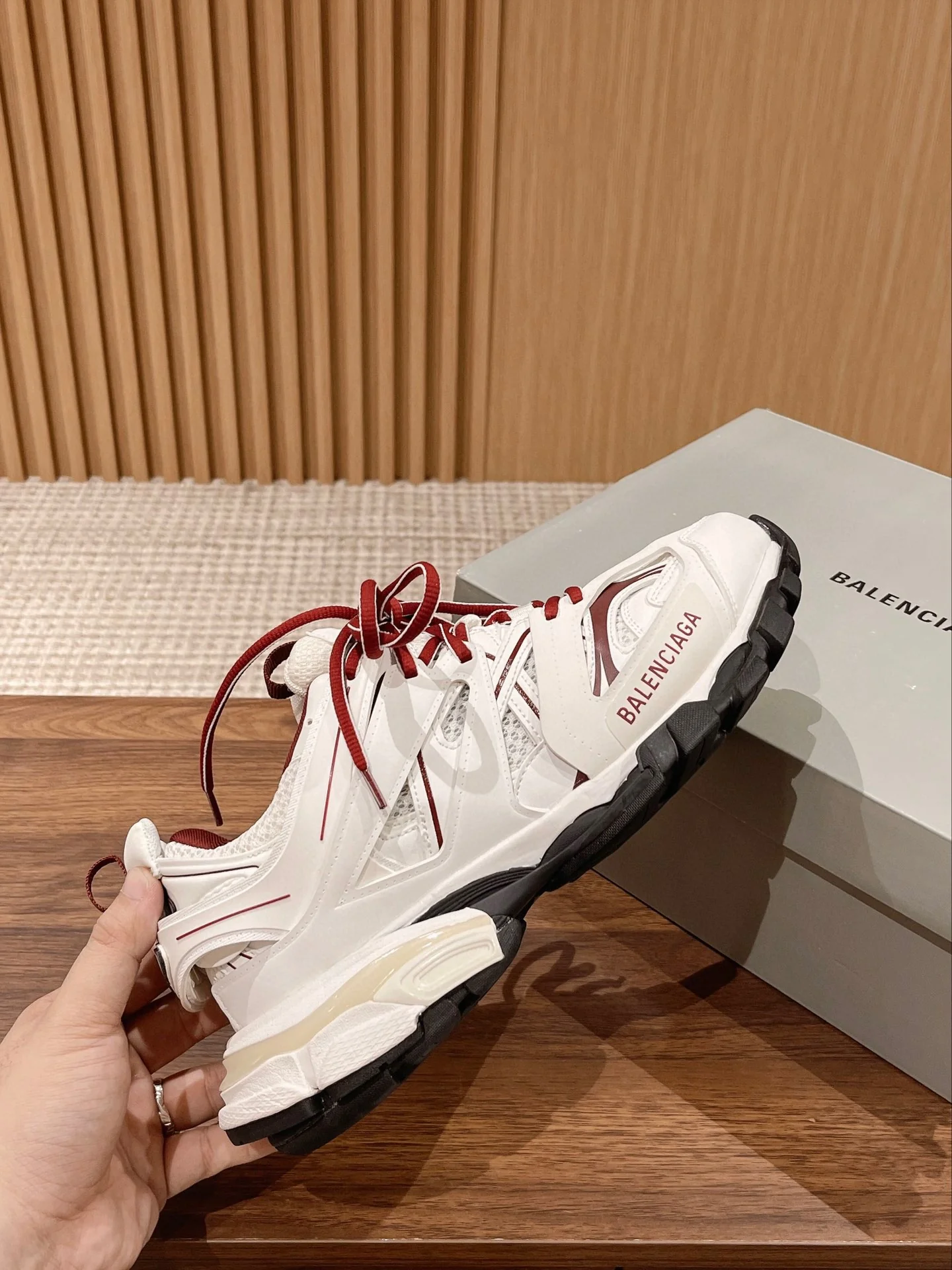 Кроссовки Balenciaga Track 3-0 (3-го поколения) Chunk - унисекс - белые с красными шнурками