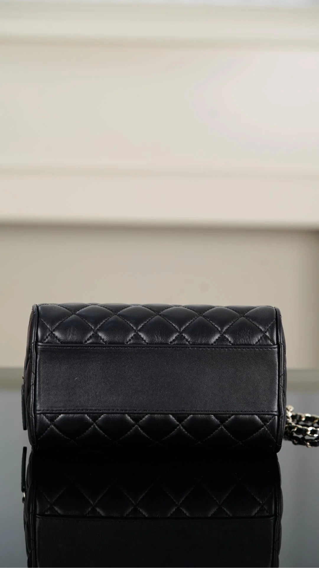 Сумка Chanel 25c Boston Bowling Bag — черно-золотая.