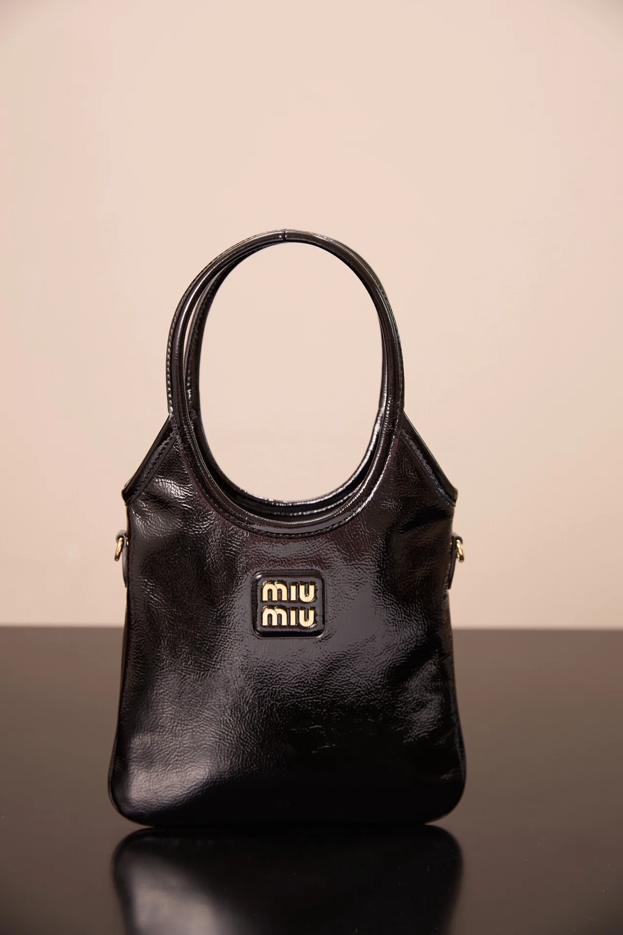 Сумка-тоут Miu Miu-5ba281m650-??? Маленькая, лакированная, черная