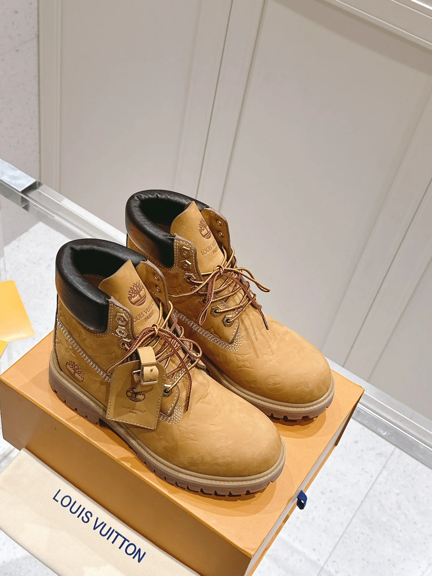 Ретро-ботинки Dr. Martens из коллекции LV-2024 — кофейно-коричневый цвет.