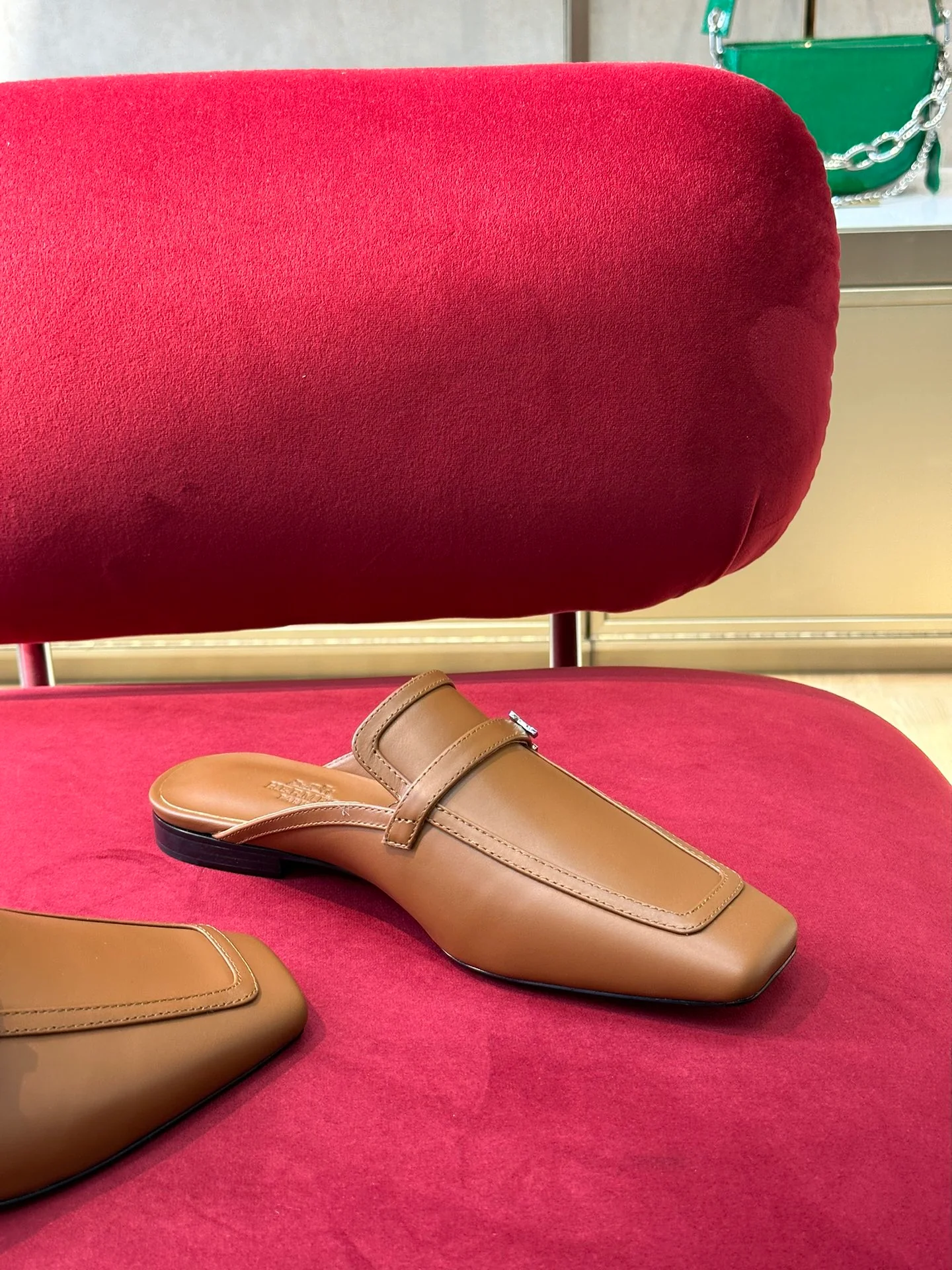 Новинка сезона весна/лето 2023 от Hermes - Кожаные тапочки с квадратным носком - Коричневые