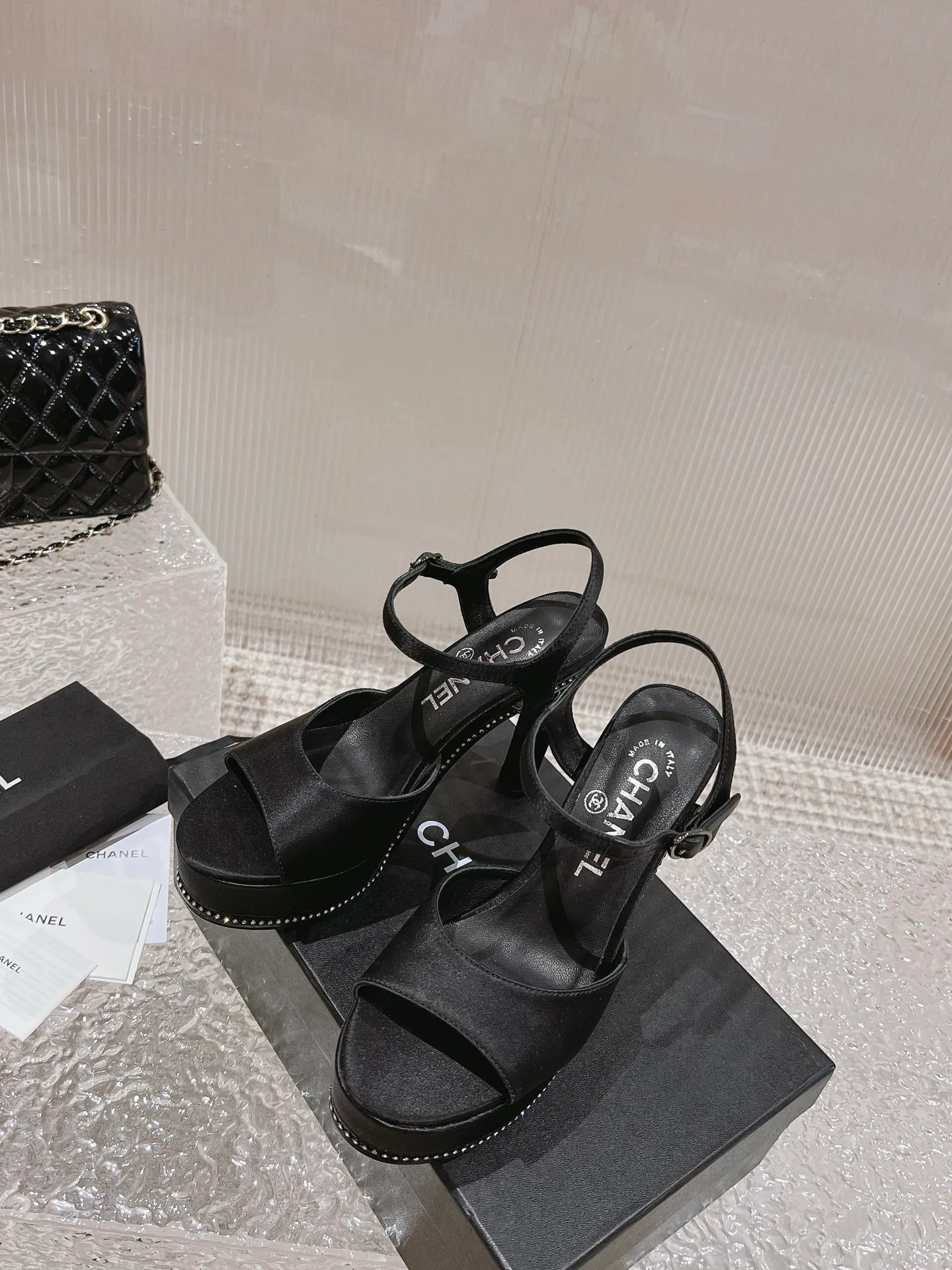 Босоножки Chanel с открытым носком на шпильке - черные