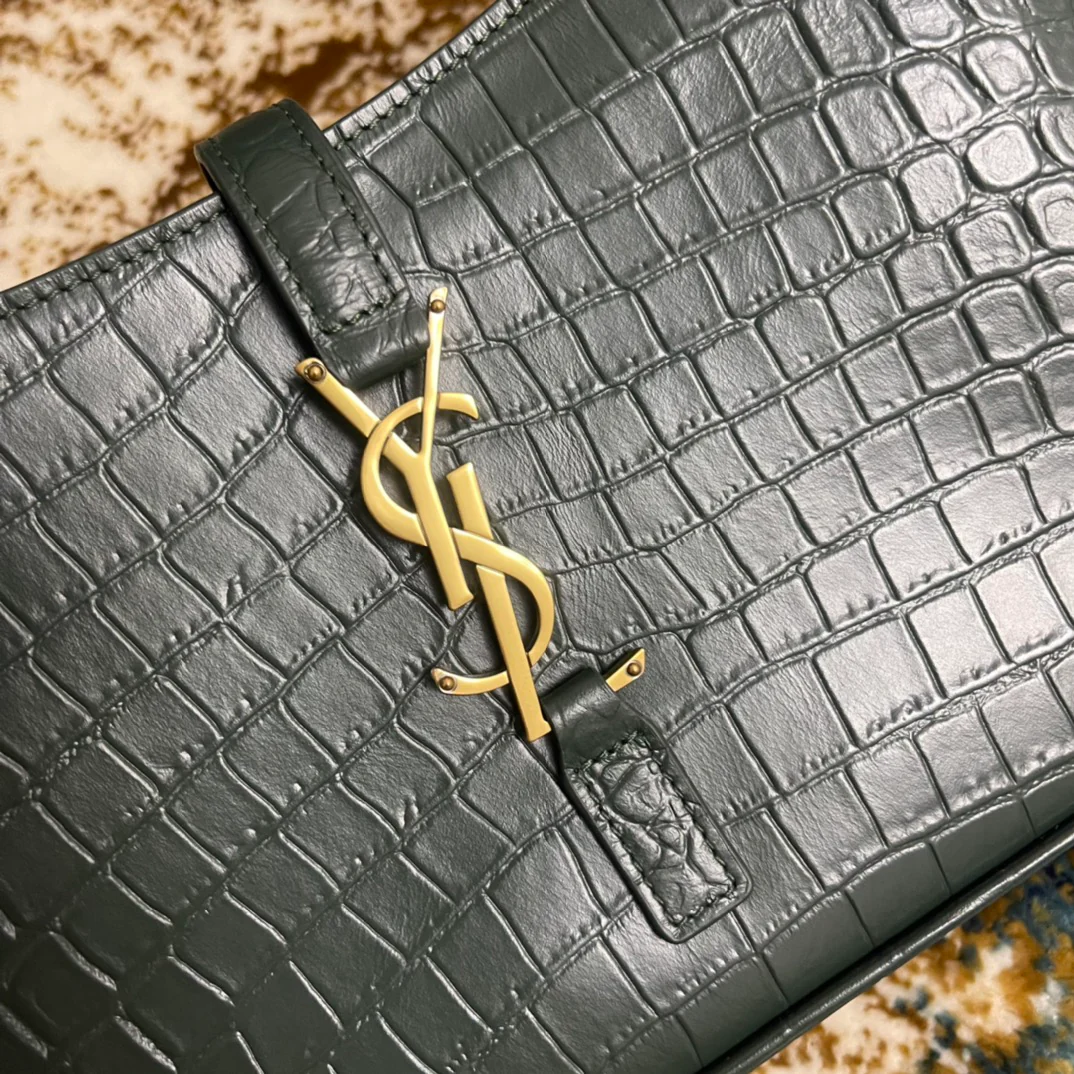Сумка-седло YSL - зеленая с тиснением под крокодиловую кожу и золотой пряжкой.