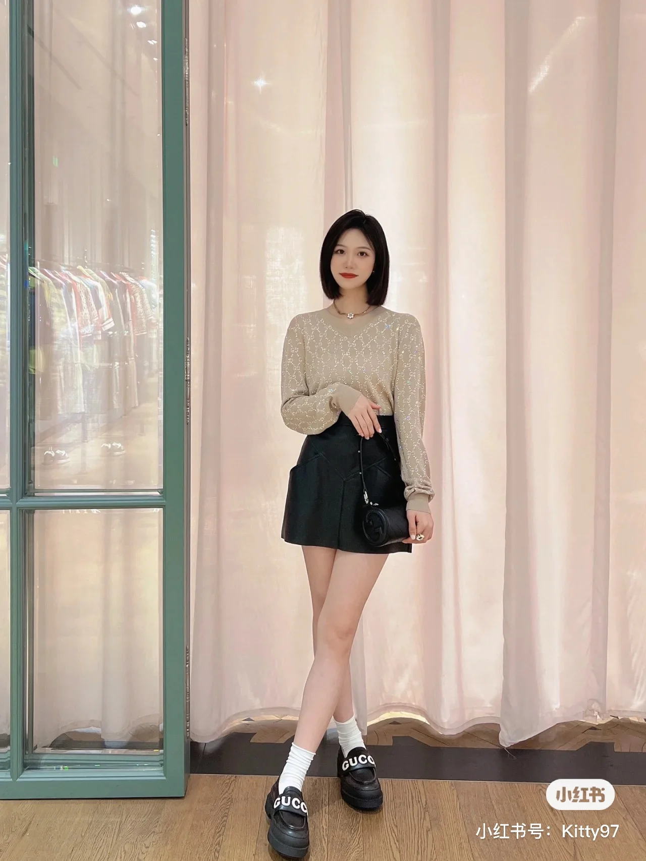 Новинка сезона осень/зима 2023 от Gucci - Лоферы с буквами - Черные