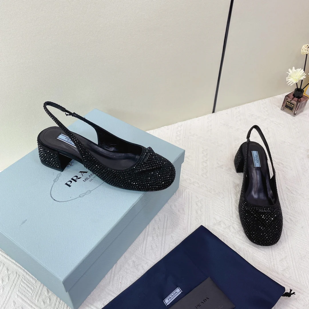 Туфли Prada - туфли-мэри-джейн на низком каблуке, украшенные стразами - черные