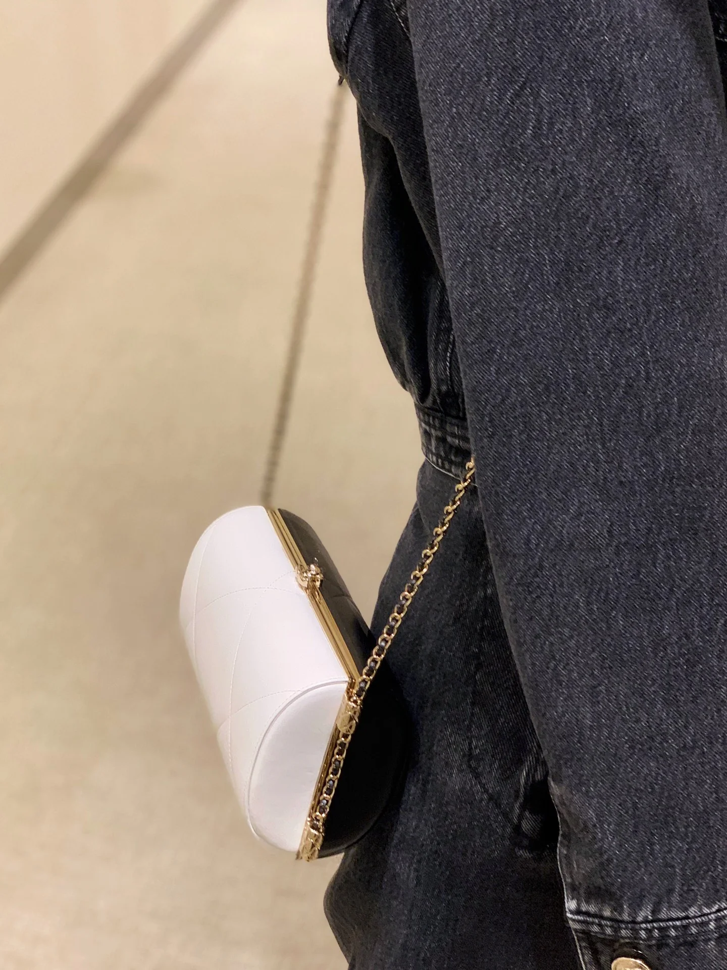 Вечерняя сумочка Chanel из коллекции Métiers d'Art 2020, черно-белая.