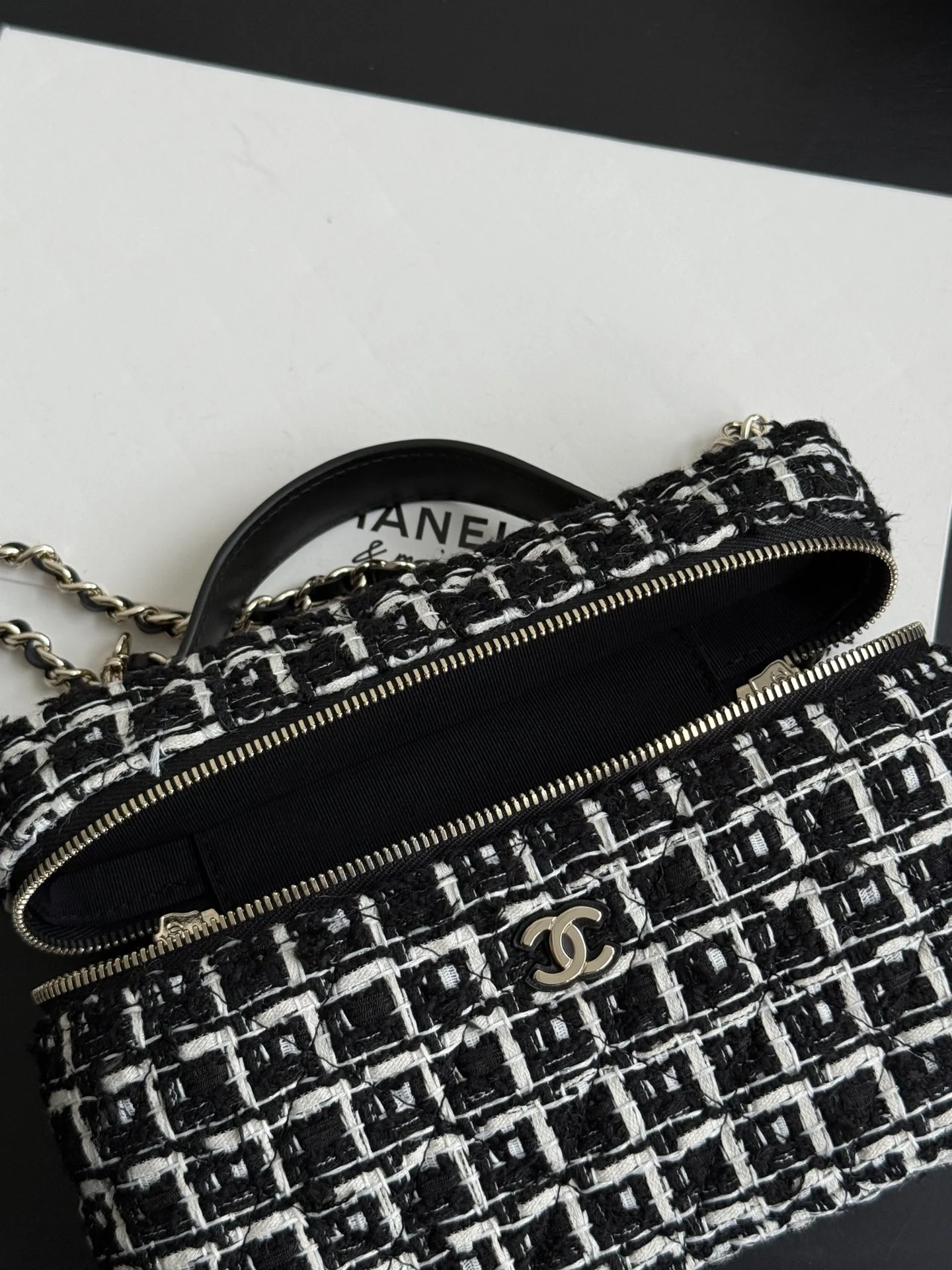 Сумка-ланч Chanel LP из шерсти, черная.