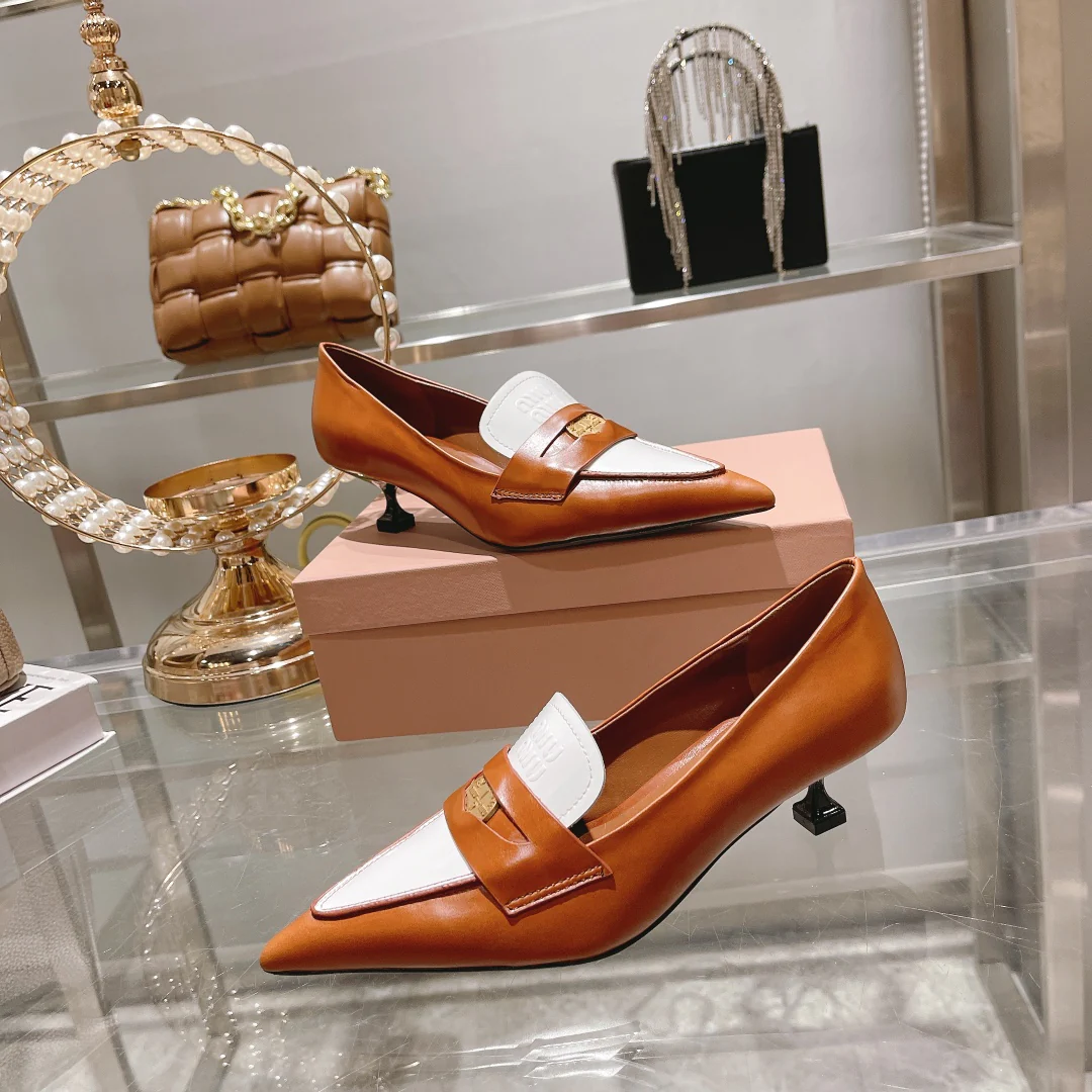 Новинка Miu Miu 2022 года - Туфли на низком каблуке с острым носком - Коричневые