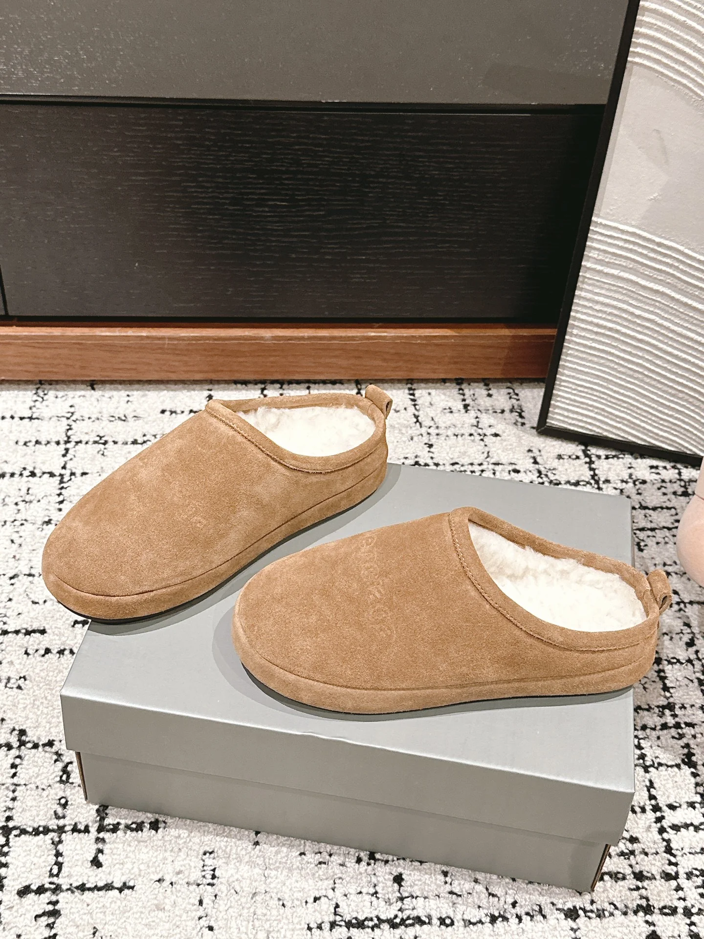 Меховые тапочки Balenciaga 2024 - Изображение коллекции - 1