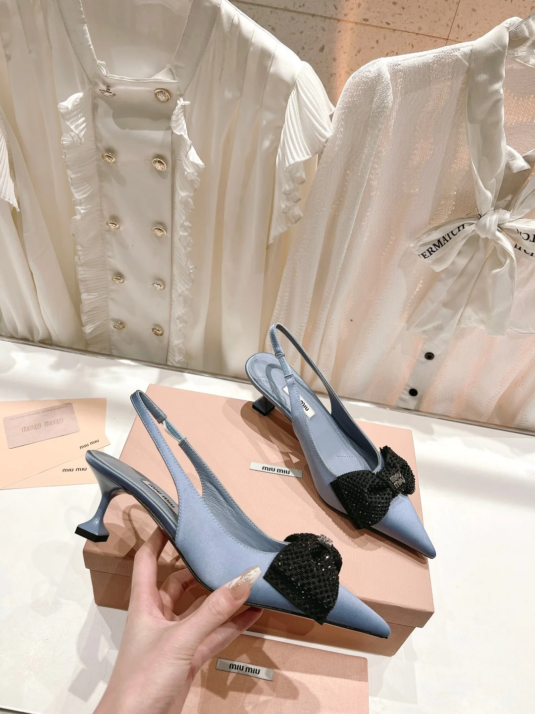 Новинка сезона весна/лето 2023 от Miu Miu - Босоножки на высоком каблуке с острым носком, украшенные стразами - высота 6 см - Серые