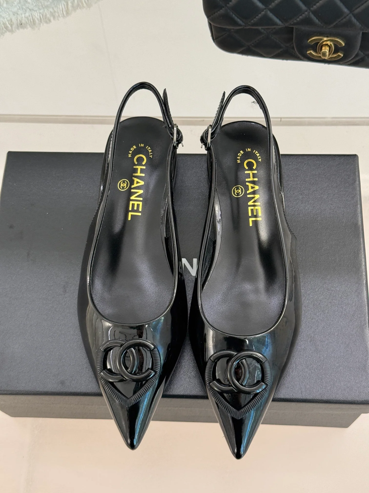 Сандалии Chanel 2024 с острым носком в форме сердца на низком каблуке - Черные - 1