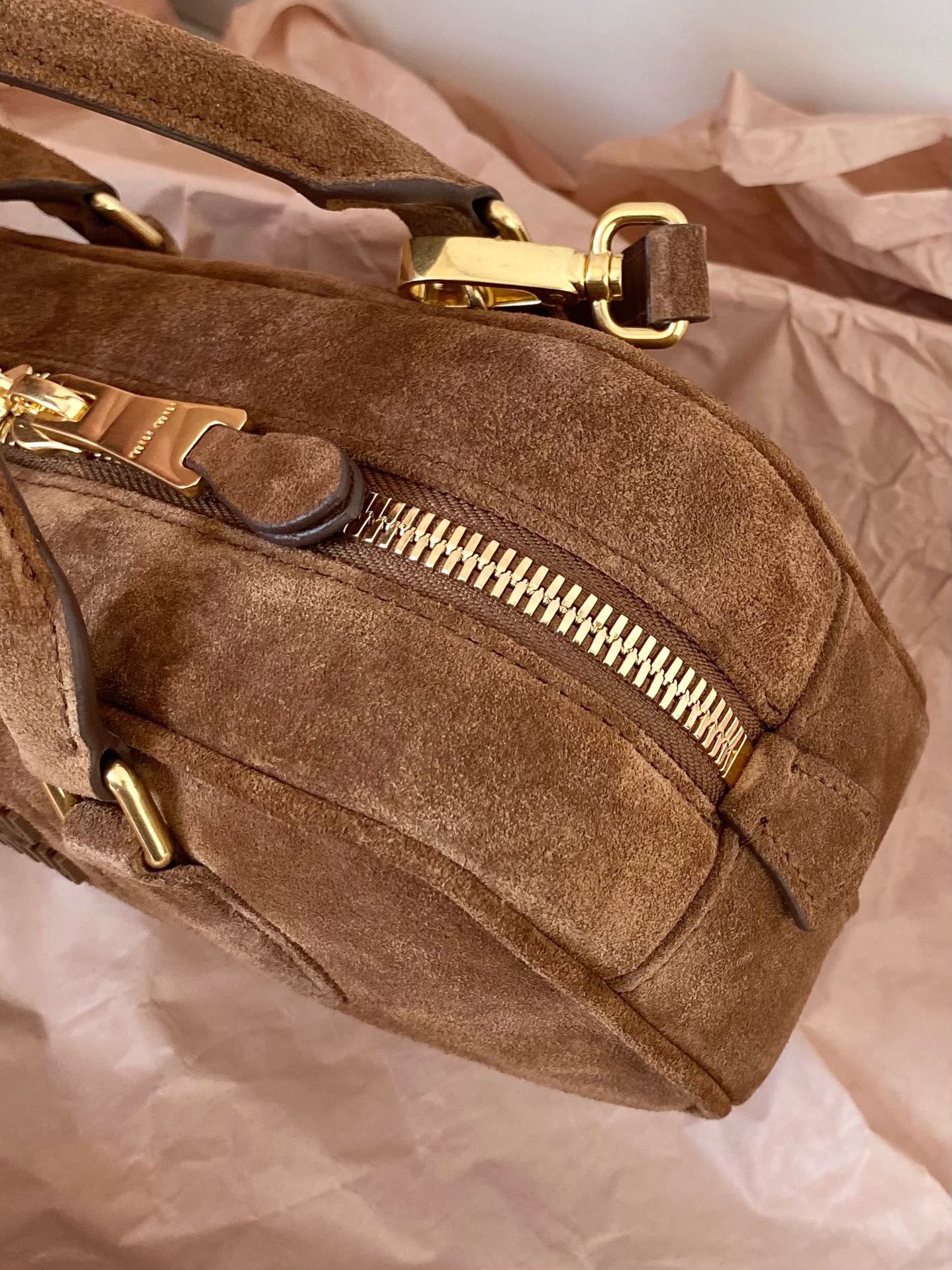 Сумка для боулинга Miu Miu из замши, маленькая, коричневая.