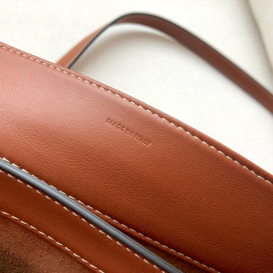 Сумка Celine Soft 16 Large из гладкой телячьей кожи