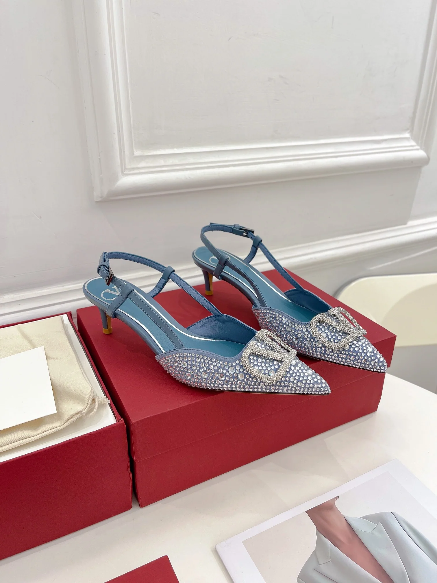 Новинка лета 2023 от Valentino - Серия Roman Stud - Сандалии со стразами - 4-5 см - Светло-голубые