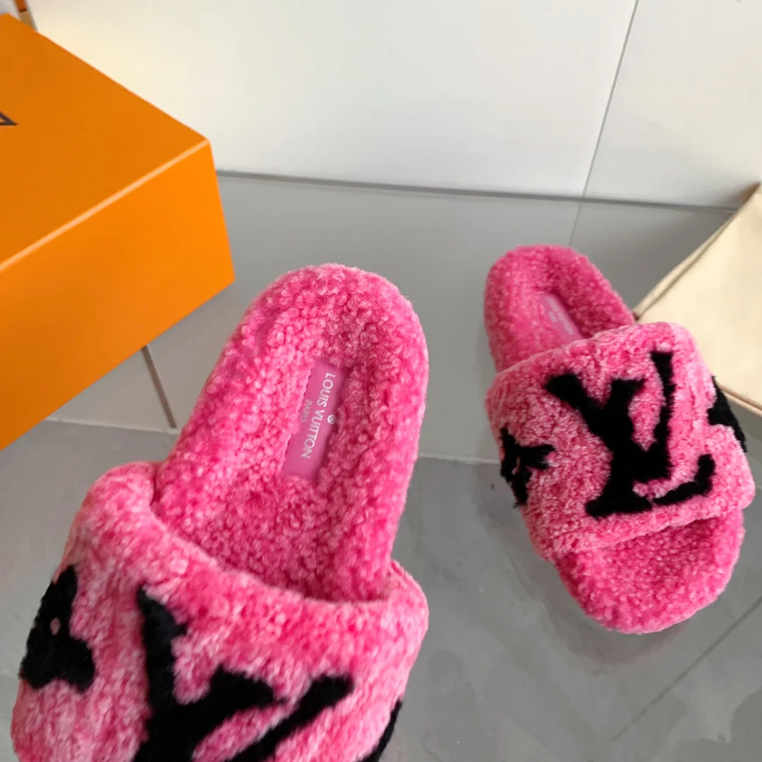 Новинка осенне-зимней коллекции LV 2023 — шерстяные тапочки — розовые.