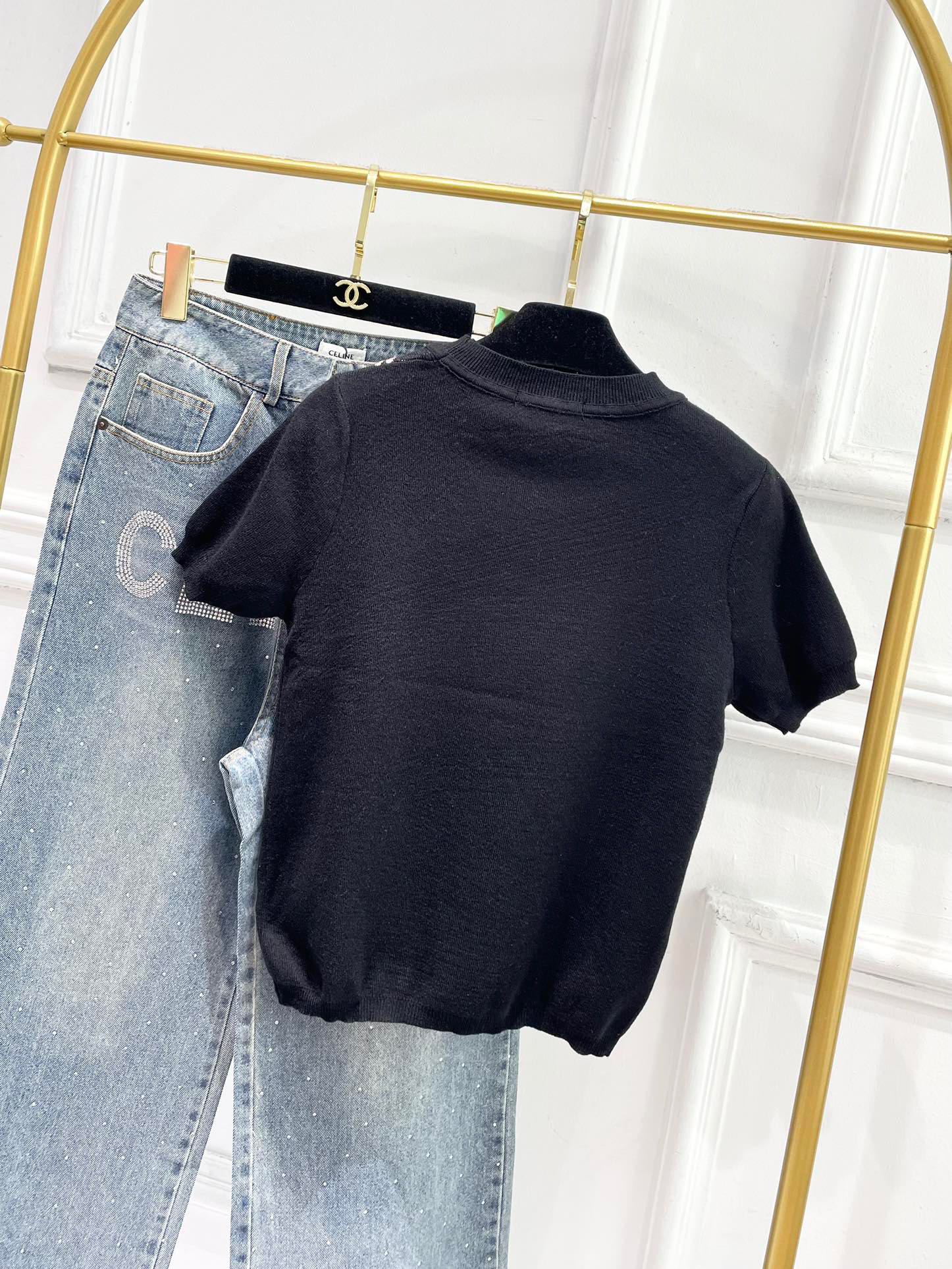 Колье Chanel 2403 из жаккардовой ткани с драгоценными камнями и вышитый круглый вырез, вязаный топ с короткими рукавами - черный