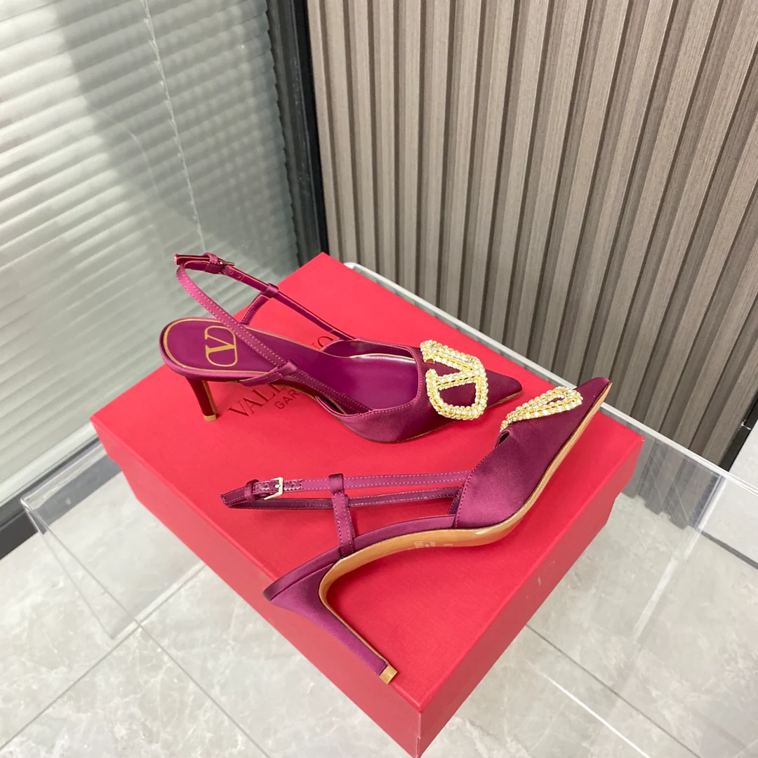 Valentino - Новейшая коллекция бутика - Сандалии и туфли на каблуке с V-образными замшевыми вставками - 1