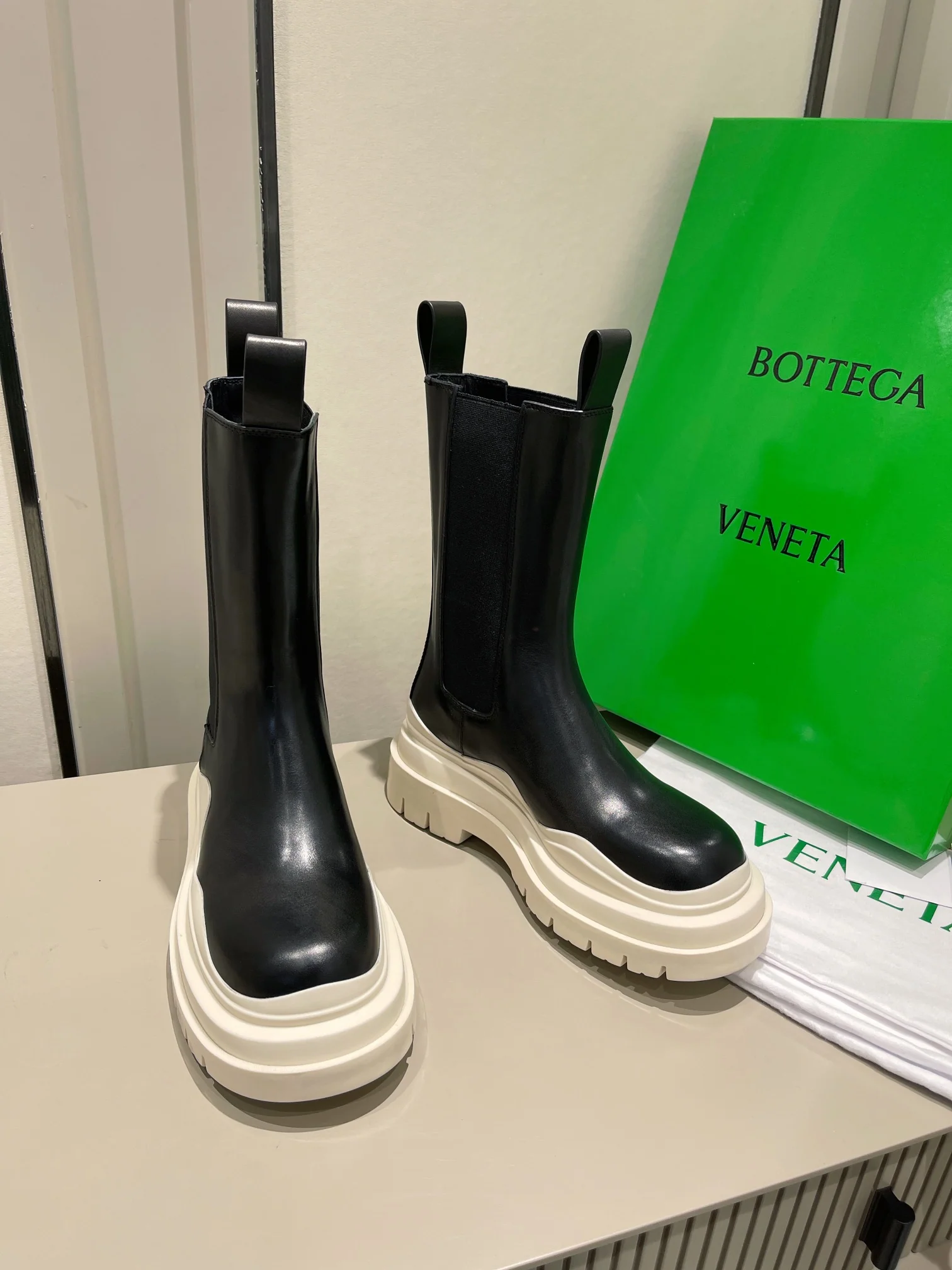 BV - Ботинки на белой подошве на платформе до середины икры