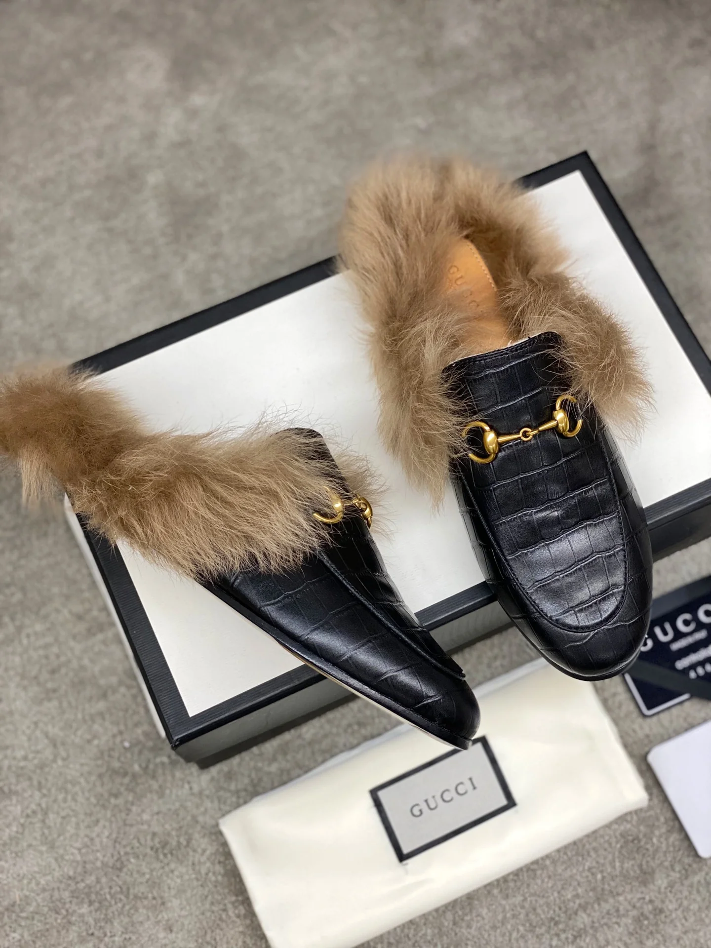 Бутик Gucci 2020 — Последние модели с подиума — Меховые тапочки — Черный с текстурой камня