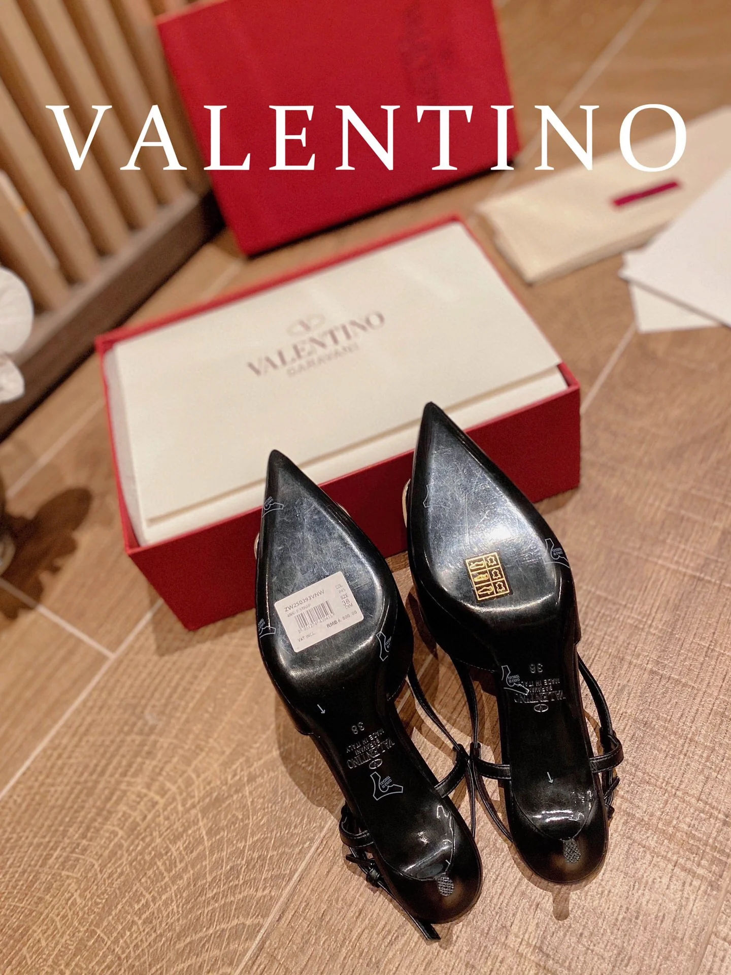 Туфли Valentino с V-образной пряжкой и открытой пяткой — черные.