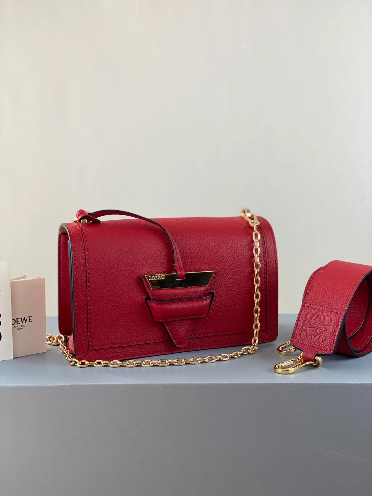 Сумка Loewe Triangle Bag, новая версия 2020 года, мягкая зернистая кожа, телячья кожа, 2 шт.